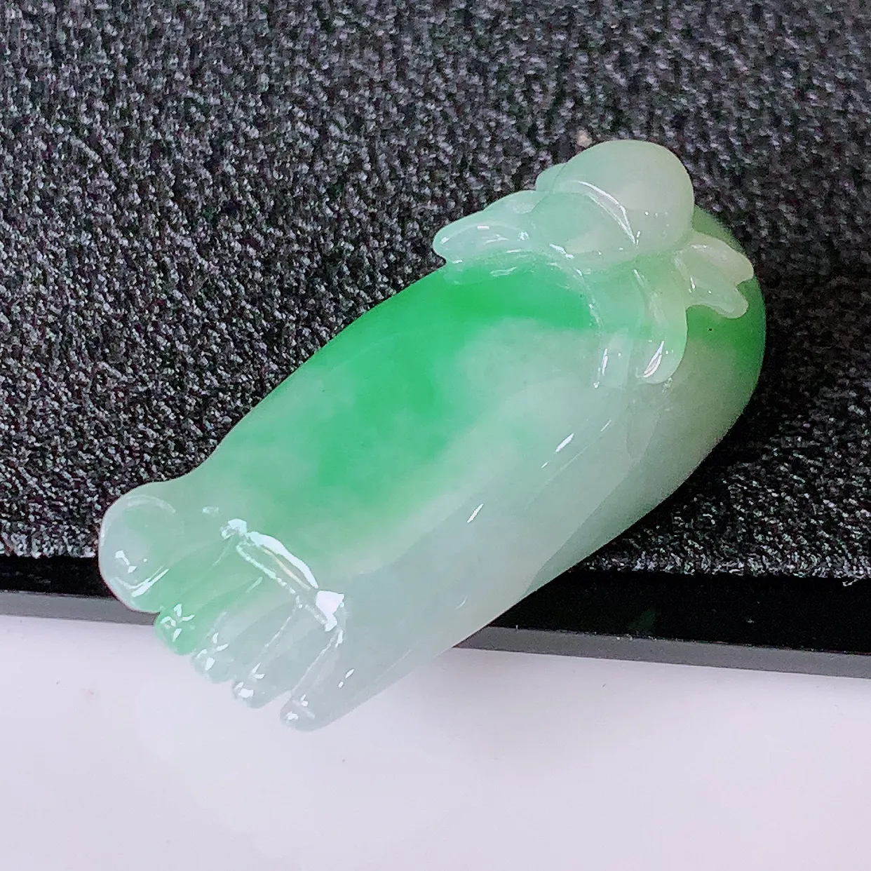 自然光实拍，冰润翡翠吊坠，种老水足，雕工精湛 ，寓意美好，佩戴时尚出众！#87.13