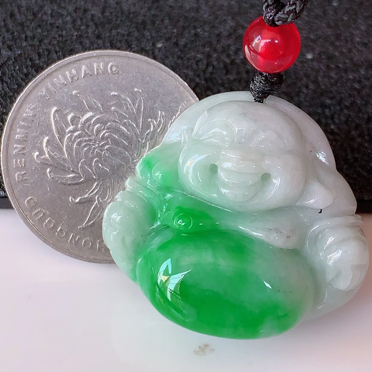 自然光实拍，冰润飘绿佛公吊坠，翡翠开心笑佛，种老水足，颜色漂亮，立体饱满圆润，佩戴效果赞#46.13