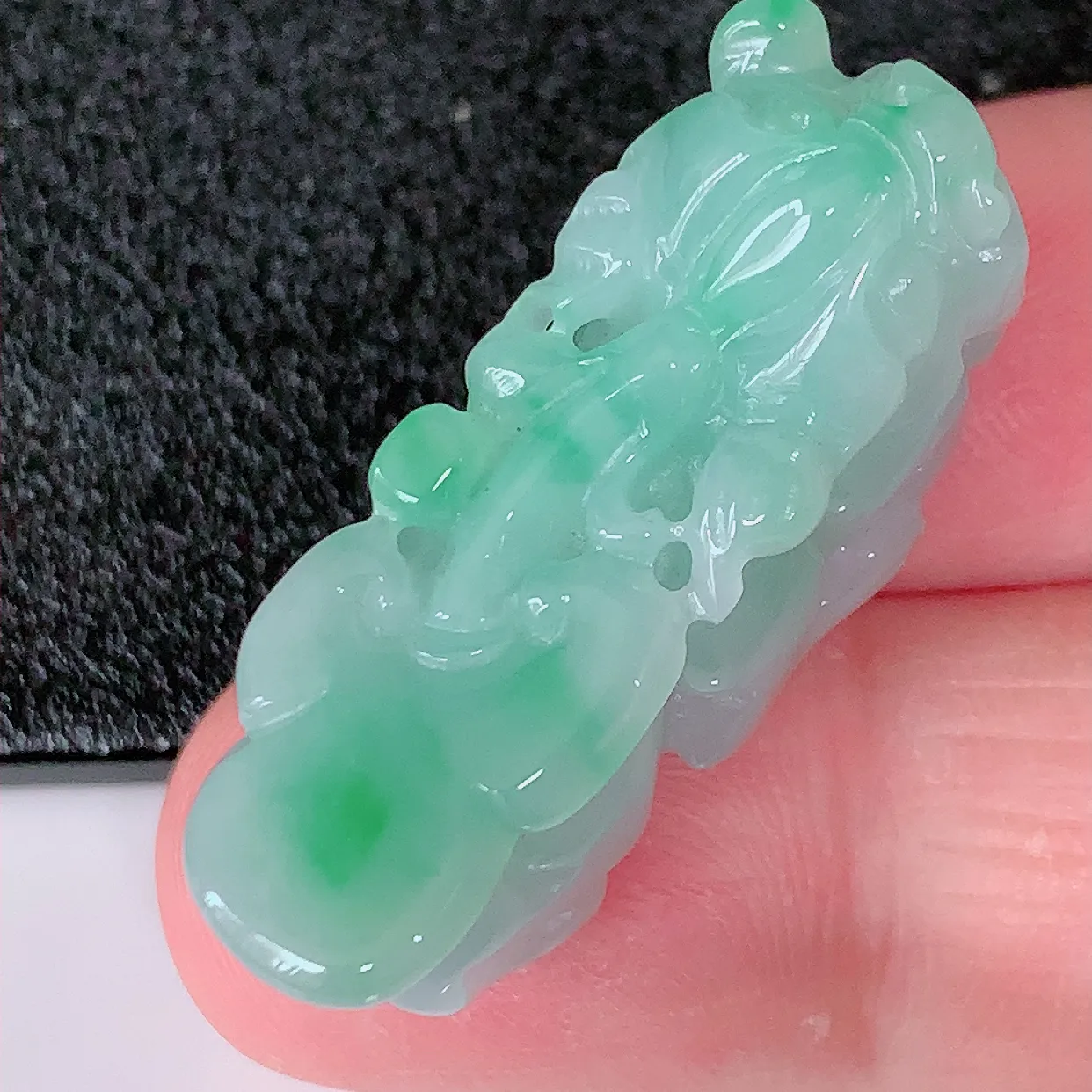 自然光实拍，冰飘绿翡翠招财貔貅吊坠，民间有“一摸貔貅运程旺盛，再摸貔貅财运滚滚，三摸貔貅平步青云 ”的美好祝愿。#81.13