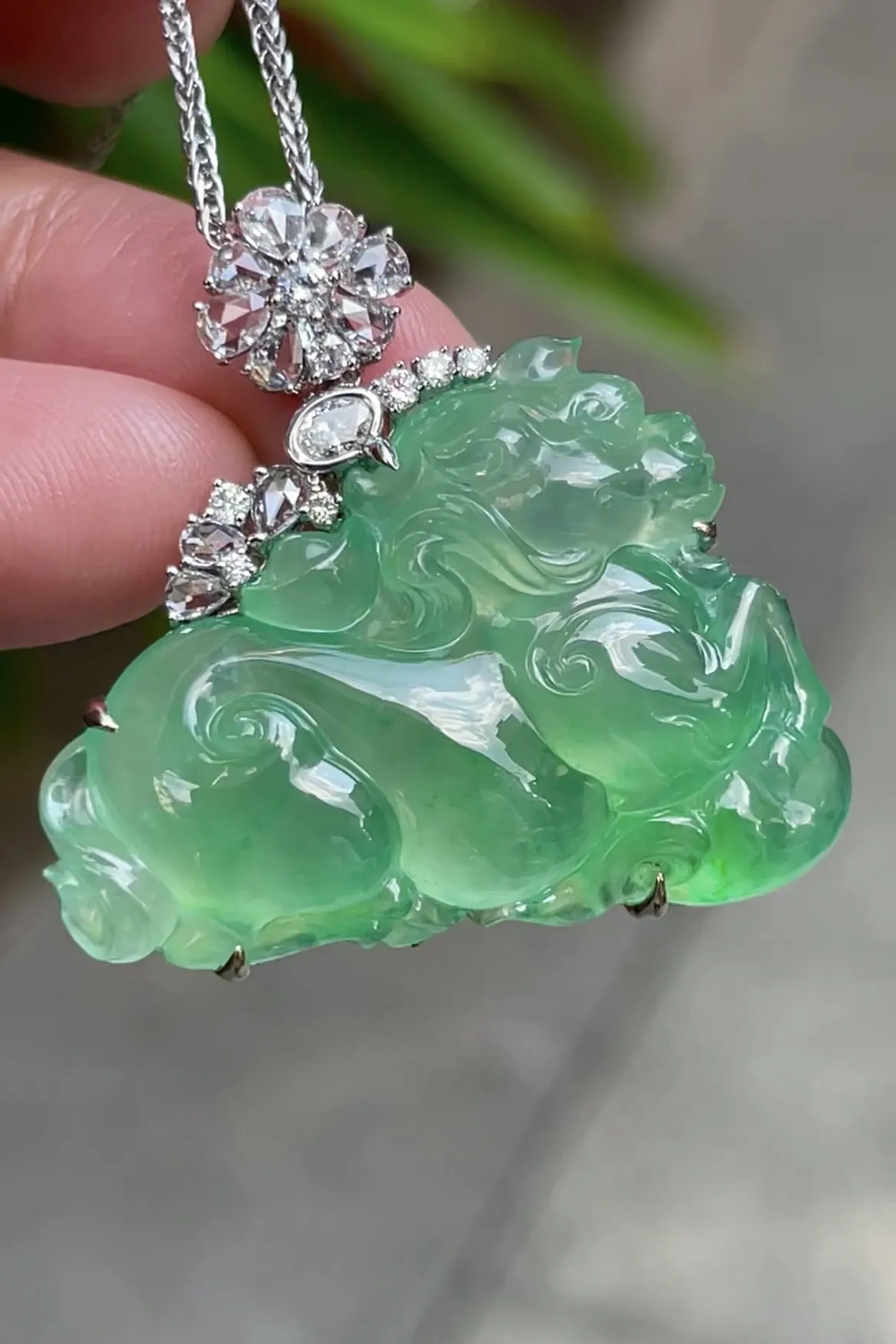 珍藏品
【高冰阳绿，祥瑞】
大件饱满，通透水润，玉质细腻，翠色鲜艳，18k金奢华钻石镶嵌️