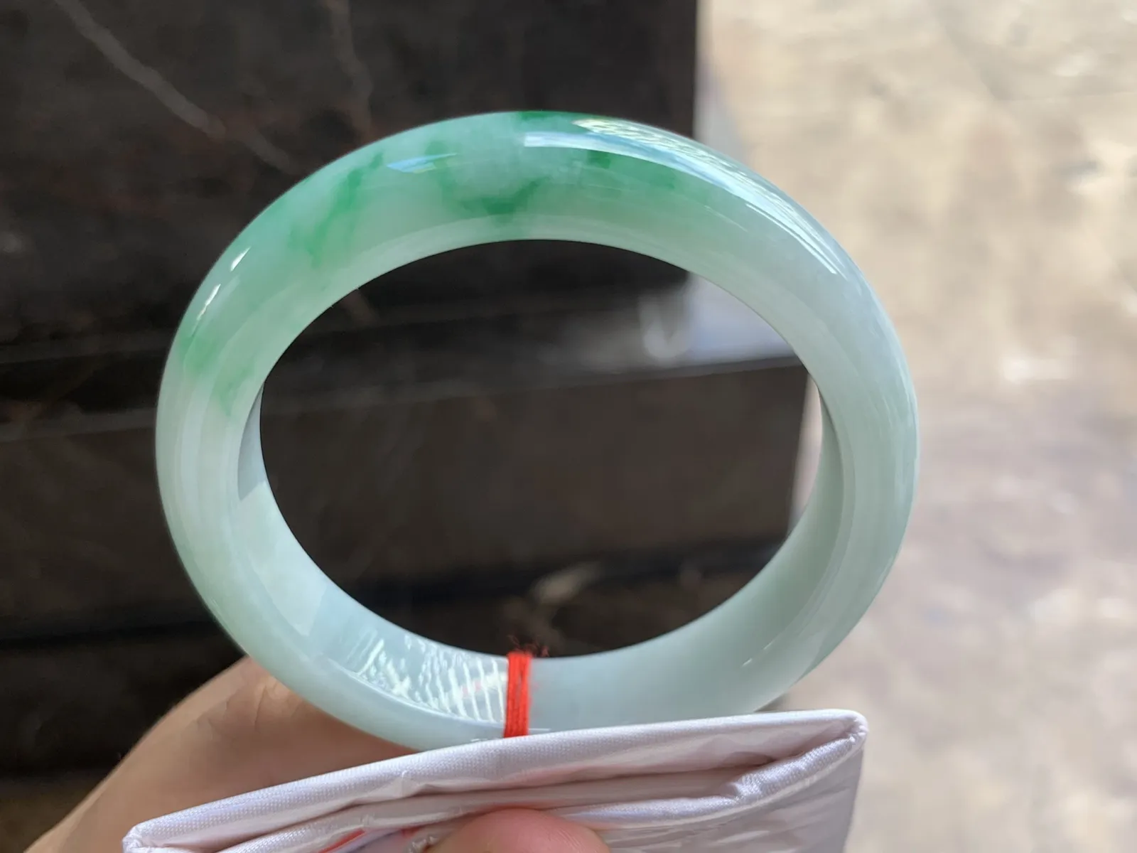 58-12.8-9.2mm
带色手镯 底子细腻干净 一抹绿很漂亮