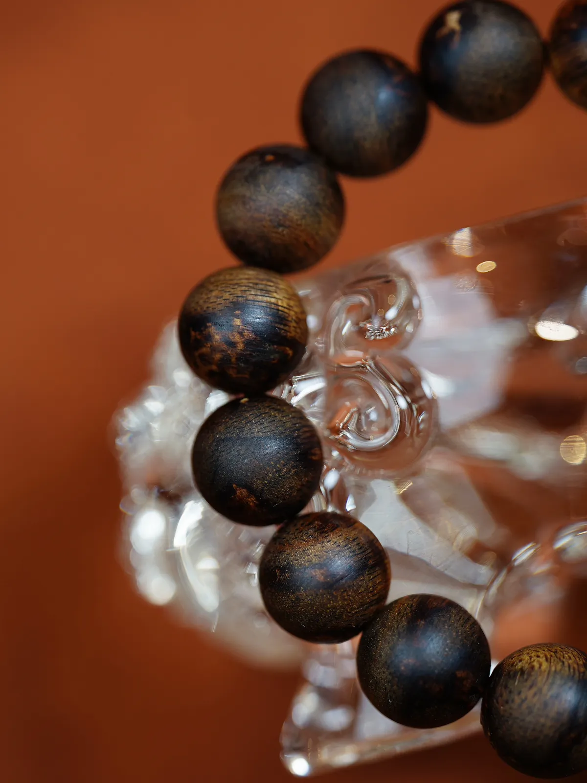 【越南芽庄白奇楠沉水·12mm】18.95 克

甄选奇楠沉水老料，油脂丰腴如凝脂，珠体圆润饱满，恰如将万千香韵凝于方寸，颗颗莹润中透着岁月淬炼的温润光泽。
香韵初绽便是清冽如泉，带着直抵心魂的穿透力，瞬间唤醒沉寂的感官；继而蜜甜裹挟着花香层层漫溢，似有晨露轻拂过繁花，温润中透着沁骨的馥郁；尾调沉淀出绵柔奶香，混着一丝若有若无的回甘，凉与甜交织，浓与淡相济，变化间藏着无尽灵动，过鼻难忘，余韵绕腕不散。
佩戴间，既有指尖触到的温润，也有鼻息萦绕的香魂，是日常相伴的静心之物，是可触碰的香道传奇，是“三生有幸，方遇奇楠”的生动注脚，更是可传世的香中瑰宝！