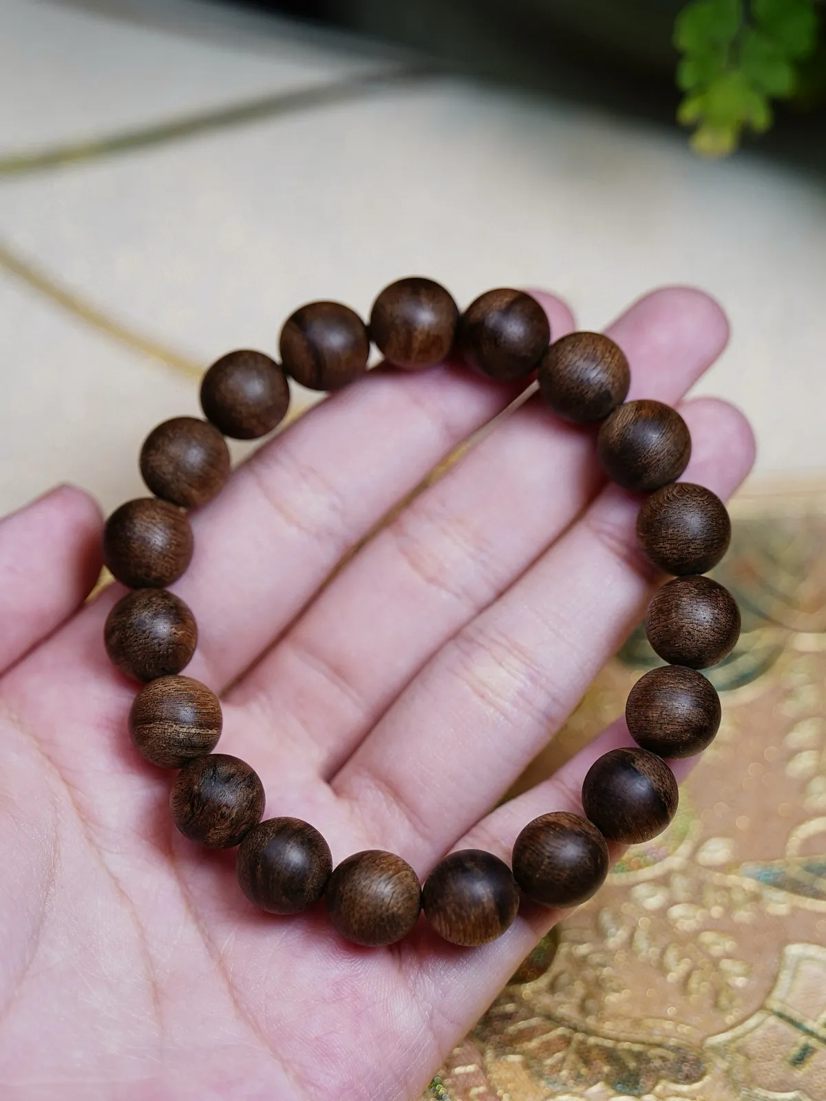【菩萨棋沉香手串 10mm】 11.2 克
精选老料，油脂软糯，细密毛孔如棋局错落，油线自然交错，形