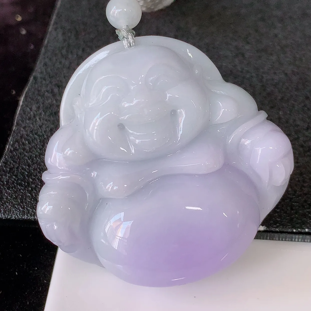自然光实拍，大件厚装紫罗兰翡翠佛公吊坠，玉笑佛，饱满，开脸喜庆，配戴优雅迷人！#46.13