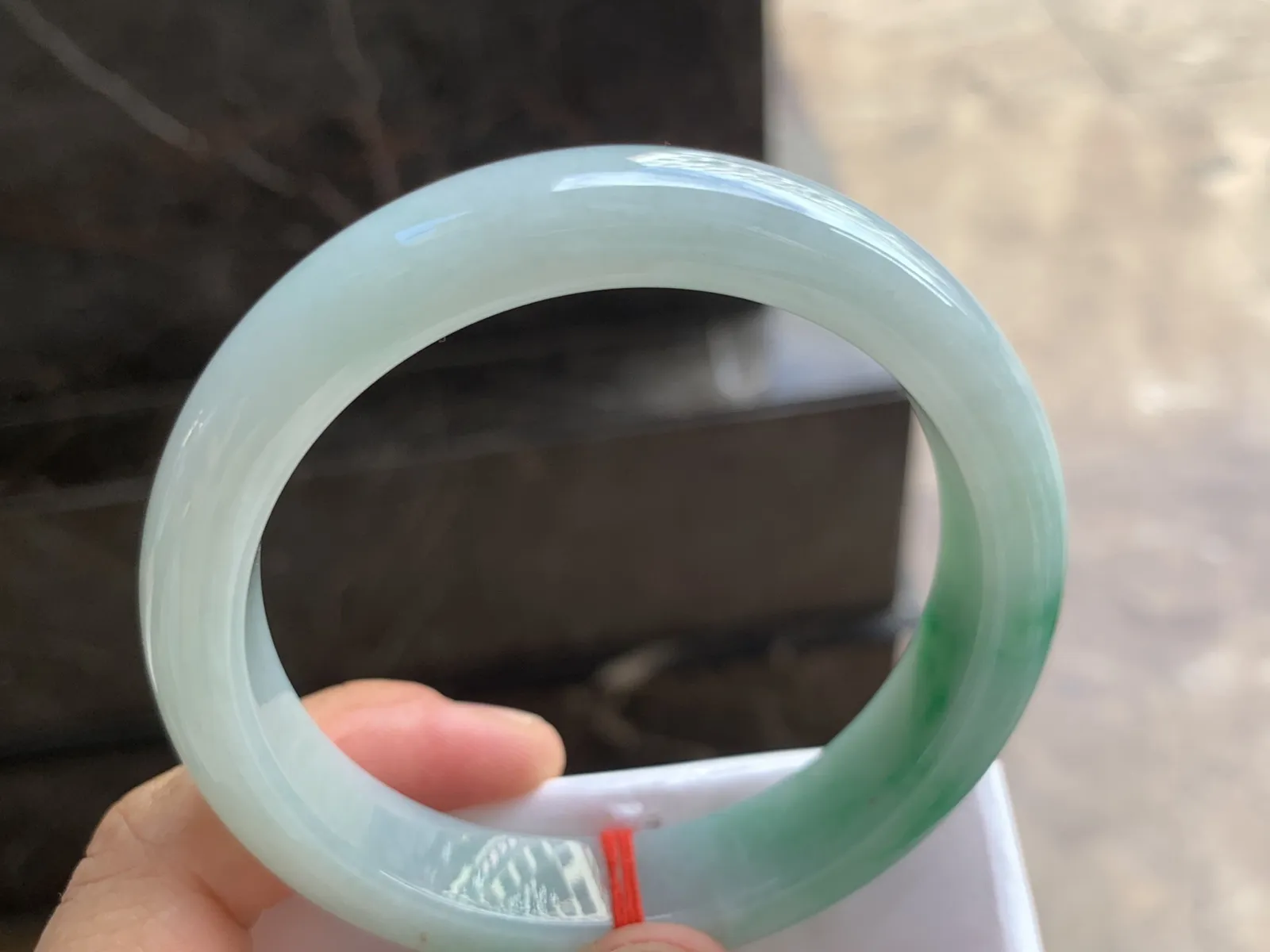 58-12.8-9.2mm
带色手镯 底子细腻干净 一抹绿很漂亮