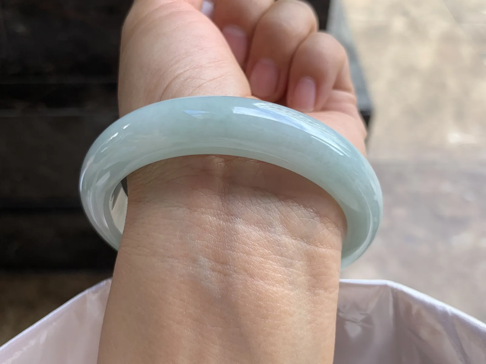 58-12.8-9.2mm
带色手镯 底子细腻干净 一抹绿很漂亮