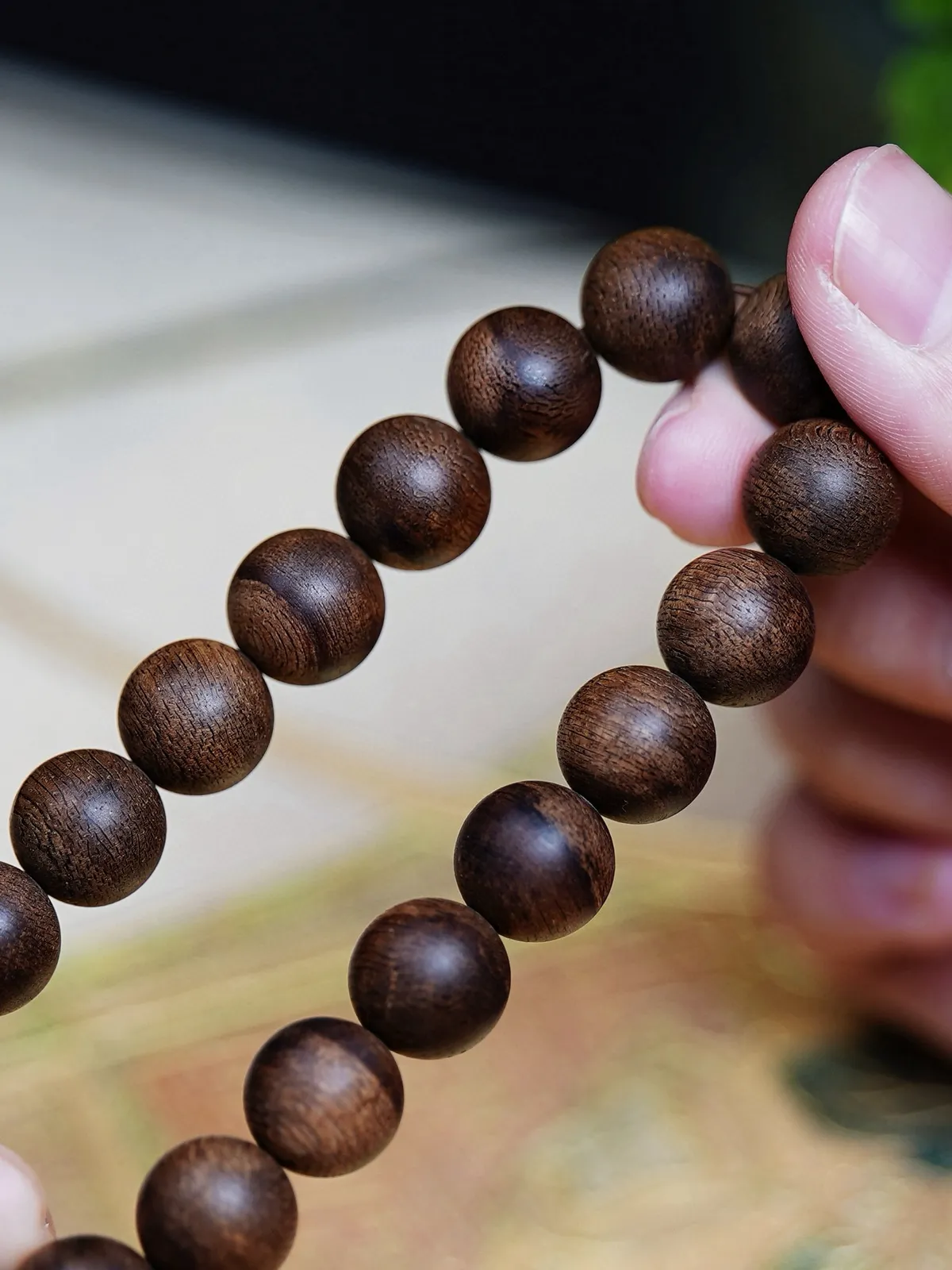【菩萨棋沉香手串 10mm】 11.2 克
精选老料，油脂软糯，细密毛孔如棋局错落，油线自然交错，形成独特的“琥珀底”光泽，10mm 规格恰好贴合腕间弧度，不张扬却自带贵气。
菩萨棋生闻就很浓郁，香气非常的“张扬”，清幽细甜，扑面而来的花香，带有丝丝缕缕的蜜甜韵，
甜意里还藏着几分梅子蜜饯的酸甜，生津感从鼻尖漫到舌尖，鲜活又灵动。再品，胭脂般的柔媚与肉桂的微辛交织，一丝乳香悄然浮现，不是厚重的腻，而是清润的雅，尾调裹着薄荷般的凉，从喉间直抵心脾，层次翻涌如曲，迷人多变！

接触人体的温度，香韵更显醇厚，棋韵悠悠，无论是日常佩戴添雅致，还是静处时细嗅品香，都能让身心浸在这多变迷人的香息里，藏着惠安系的清贵，也带着“小奇楠”的独特风骨，上手即是格调。
