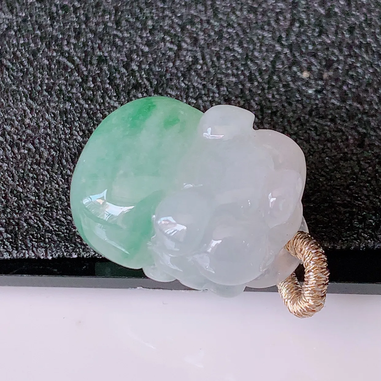 自然光实拍，冰润飘绿翡翠生肖招财猪吊坠，种老水足，雕工精湛 ，寓意美好，佩戴时尚出众！#3.13