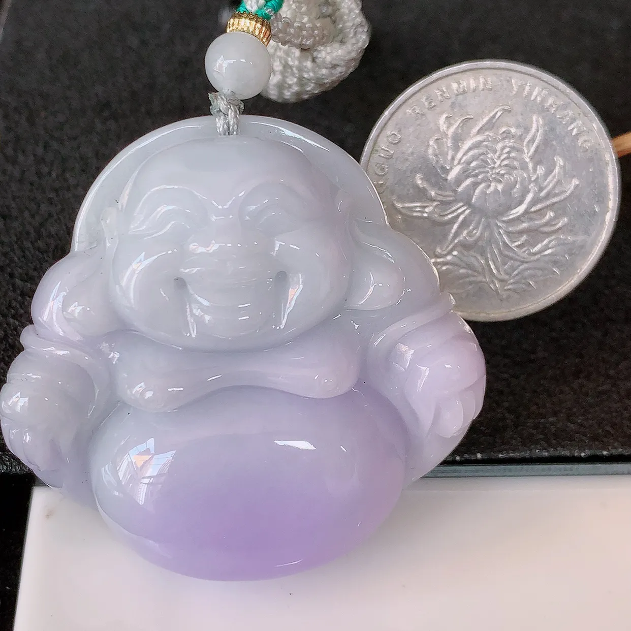 自然光实拍，大件厚装紫罗兰翡翠佛公吊坠，玉笑佛，饱满，开脸喜庆，配戴优雅迷人！#46.13