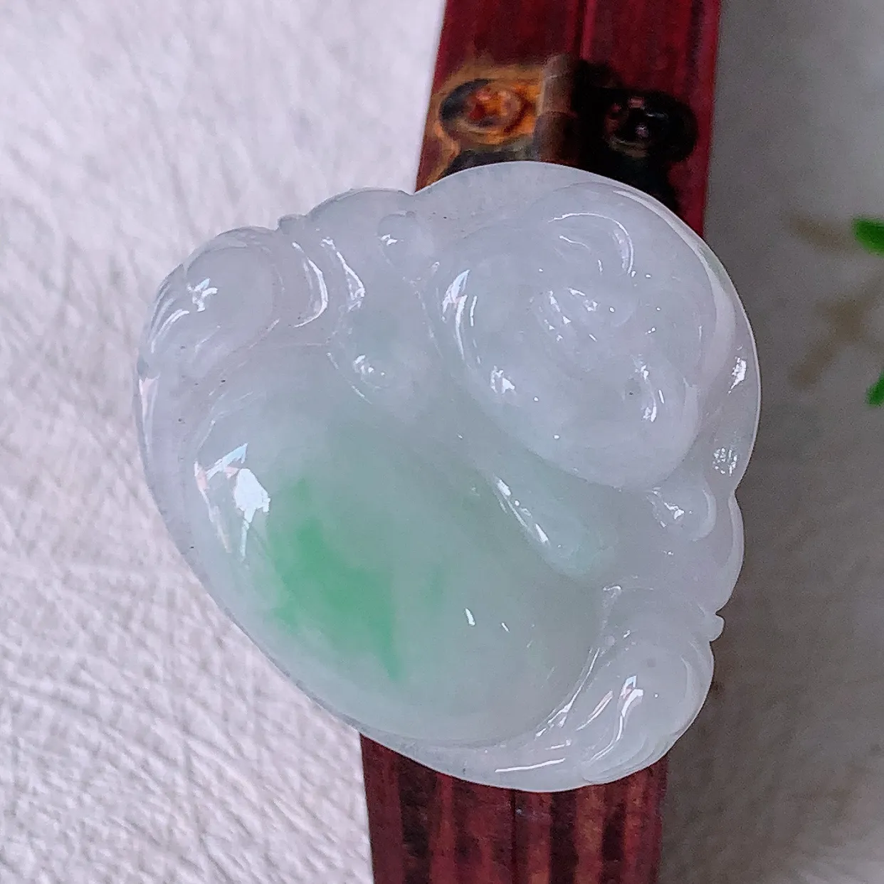 自然光实拍，冰润飘绿佛公吊坠，翡翠开心笑佛，种老水足，颜色漂亮，立体饱满圆润，佩戴效果赞#57.13
