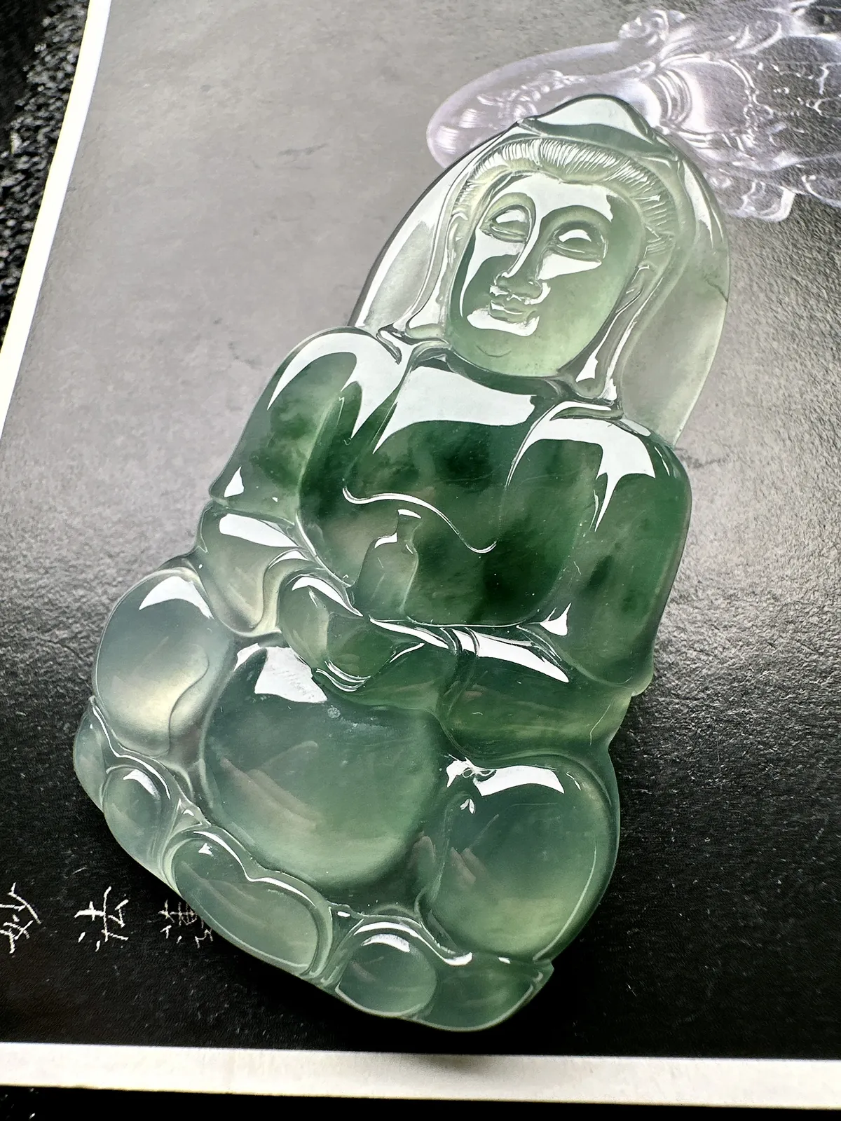 【冰种飘花观音】质地细腻，通透度上佳，冰感十足，适合佩戴