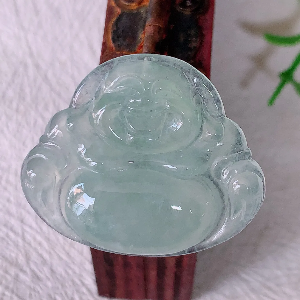 自然光实拍，冰种翡翠佛公，水灵起胶，翠色迷人，佛公在心中，一生平安，饱满圆润，开怀大笑佛公，配戴灵气十足！#57.13
