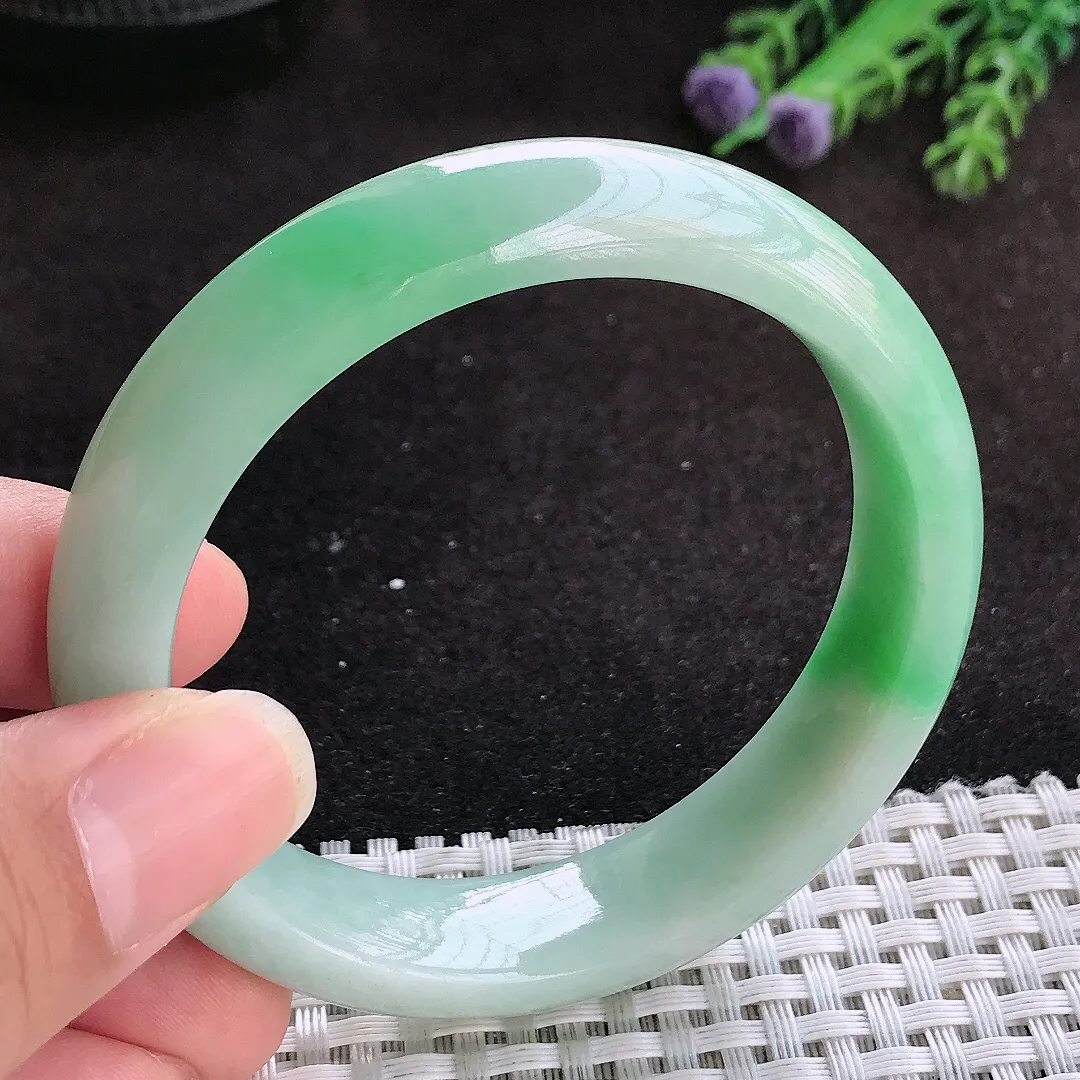 自然光55/13.5/8.3老坑精美温润飘绿手镯玉镯子美人镯手环