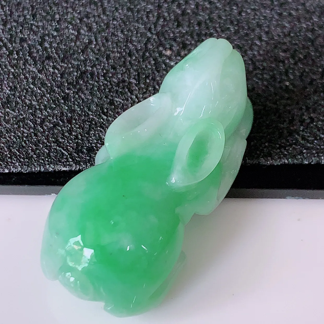 自然光实拍，冰润飘绿翡翠生肖兔吊坠，种老水足，雕工精湛 ，寓意美好，佩戴时尚出众！#87.13