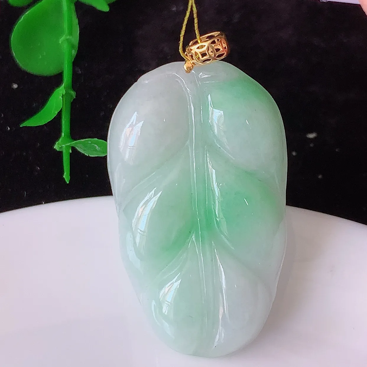 18K金镶嵌冰润飘绿翡翠叶子吊坠 ，种水足，色泽清新，工艺精湛，叶子寓意美好；金枝玉叶，事业有成。#35.13