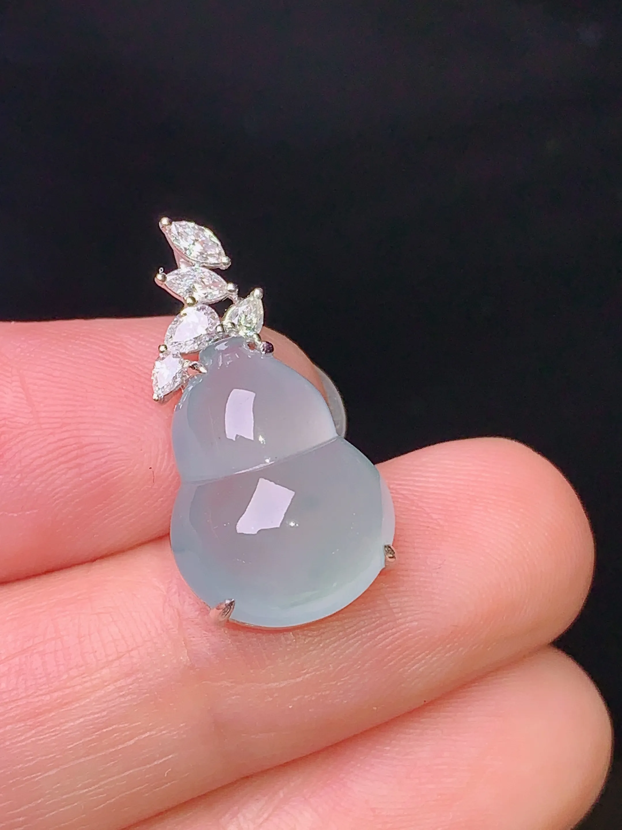 18k金钻镶嵌冰种葫芦吊坠 玉质细腻 色泽清新艳丽 整体尺寸23*12*7