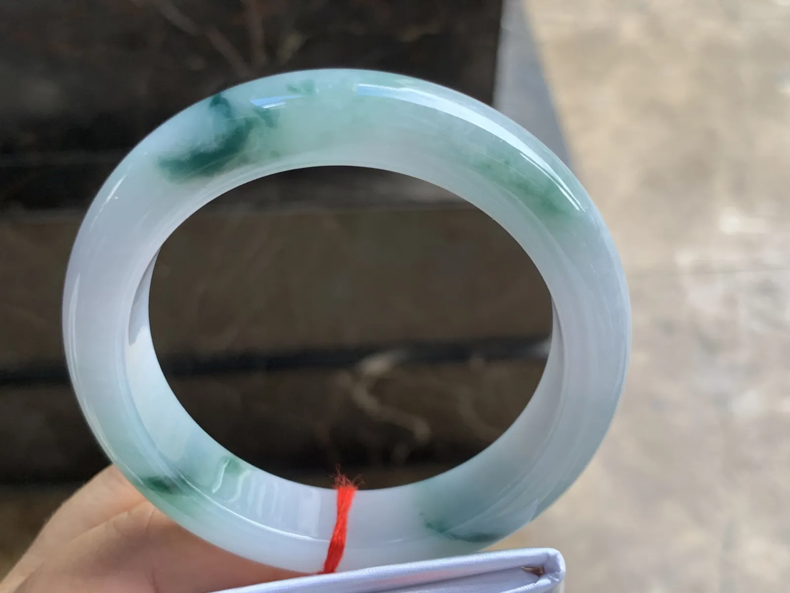 56-13-9.8mm
糯冰飘花手镯 底子细腻干净 花色漂亮