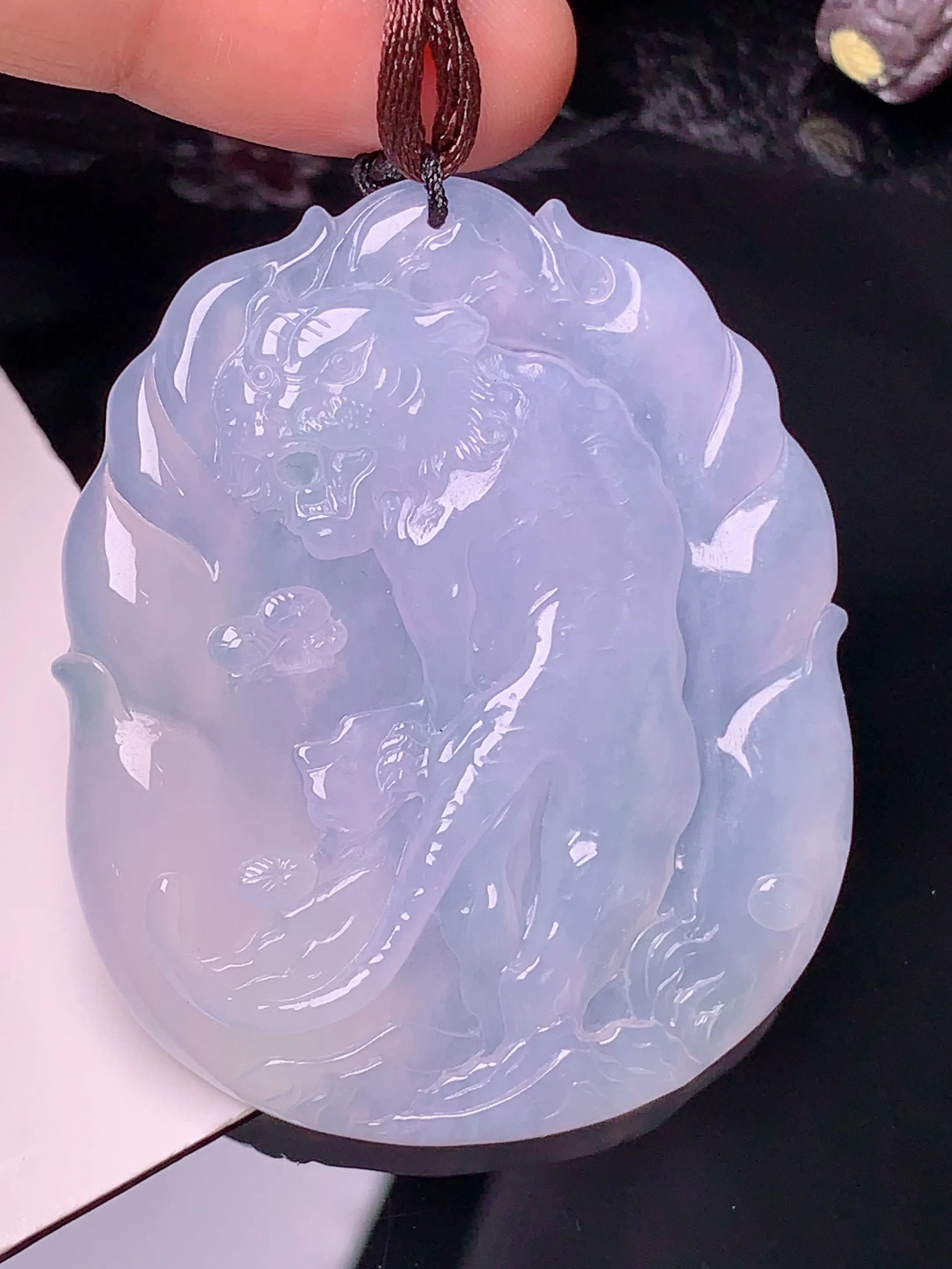 冰种生肖虎吊坠 玉质细腻 色泽清新艳丽 整体尺寸50.8*42.5*6