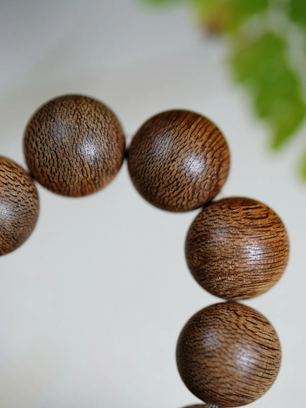 【文莱沉香· 蛇皮纹 15mm】19.5 克
精选老料油脂软糯，凑近轻嗅，甜润花香率先漫过鼻尖，混着清冽如泉的凉感，鲜活又沁脾。
继而，蜜香悠悠漫出，竟引得唇齿间泛起清甜的生津感，不经意间，淡淡果香悄然浮现，是藏在甜凉深处的惊喜，添了几分雅致清幽，让香气更显灵动。尾调醇厚深邃如静水深流，余韵在呼吸间久久盘旋。
它不喧宾夺主，却自有不动声色的气场，无论是茶案前的沉静，还是步履间的从容，都像一位沉默的知己，用自身的质感，与你的从容相得益彰。
