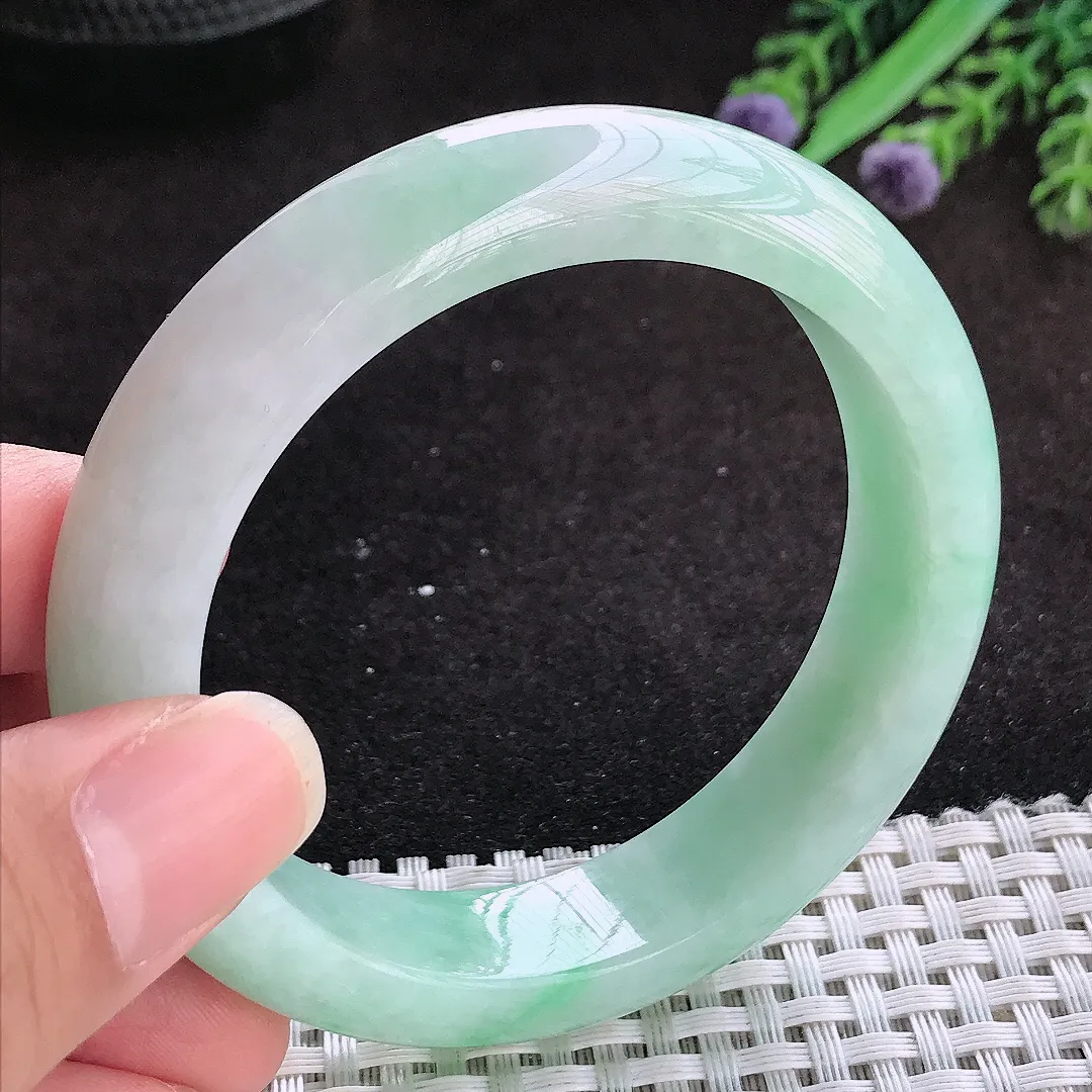 自然光55/13.7/8.8老坑精美温润飘绿手镯玉镯子美人镯手环