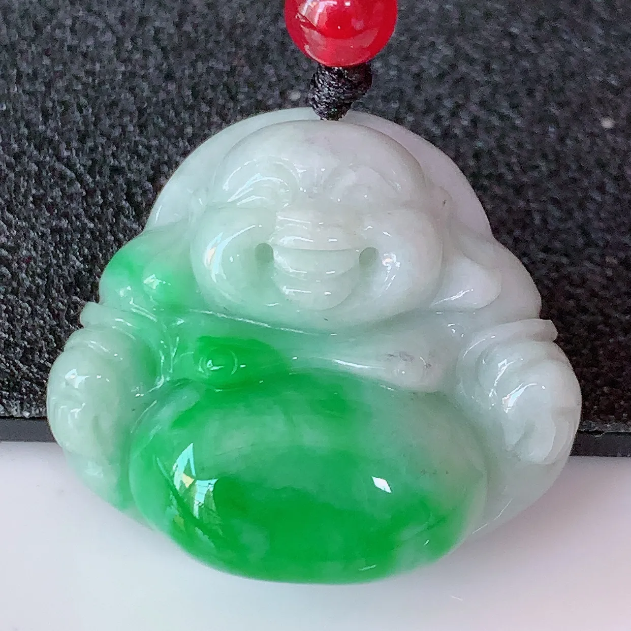 自然光实拍，冰润飘绿佛公吊坠，翡翠开心笑佛，种老水足，颜色漂亮，立体饱满圆润，佩戴效果赞#46.13