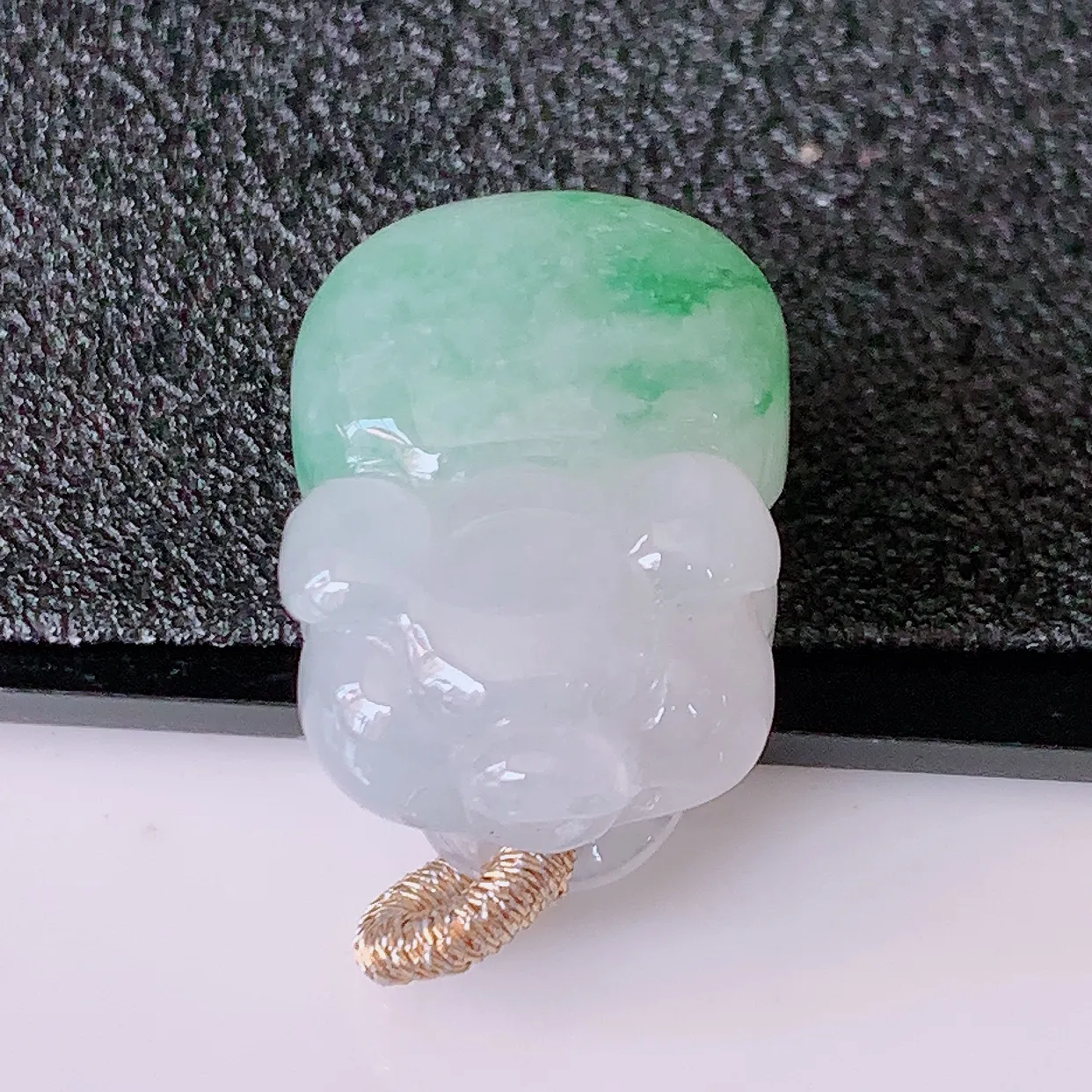 自然光实拍，冰润飘绿翡翠生肖招财猪吊坠，种老水足，雕工精湛 ，寓意美好，佩戴时尚出众！#3.13