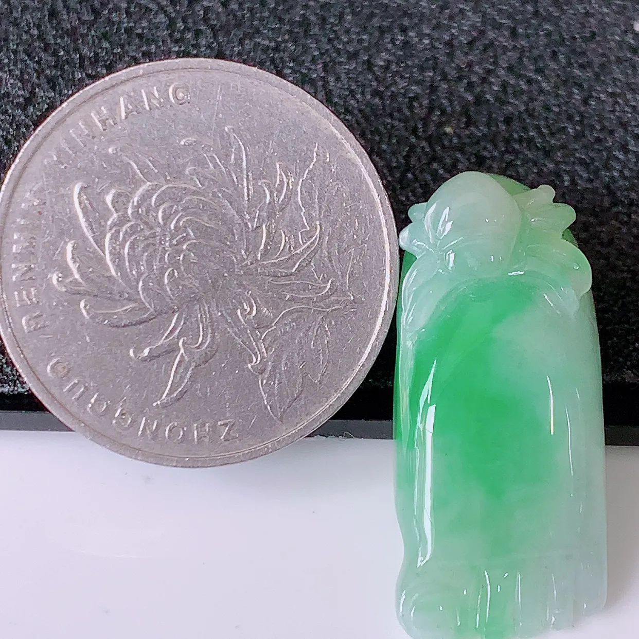 自然光实拍，冰润翡翠吊坠，种老水足，雕工精湛 ，寓意美好，佩戴时尚出众！#87.13