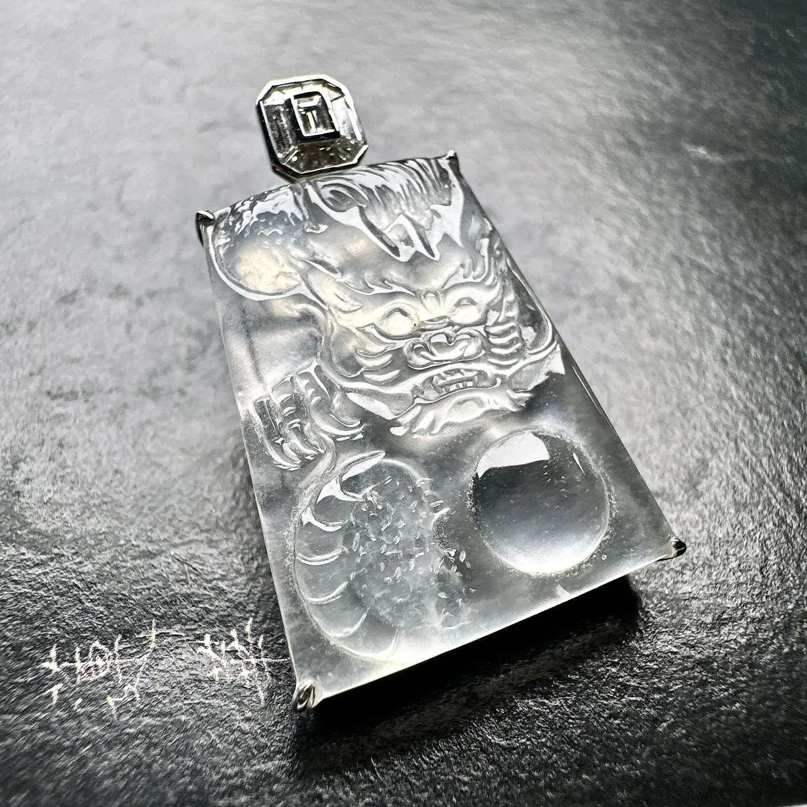 【冰种龙牌】冰润细腻，冰感好，质地很不错。雕工精细，佩戴效果好，18k金钻镶嵌，裸石尺寸22.5*1