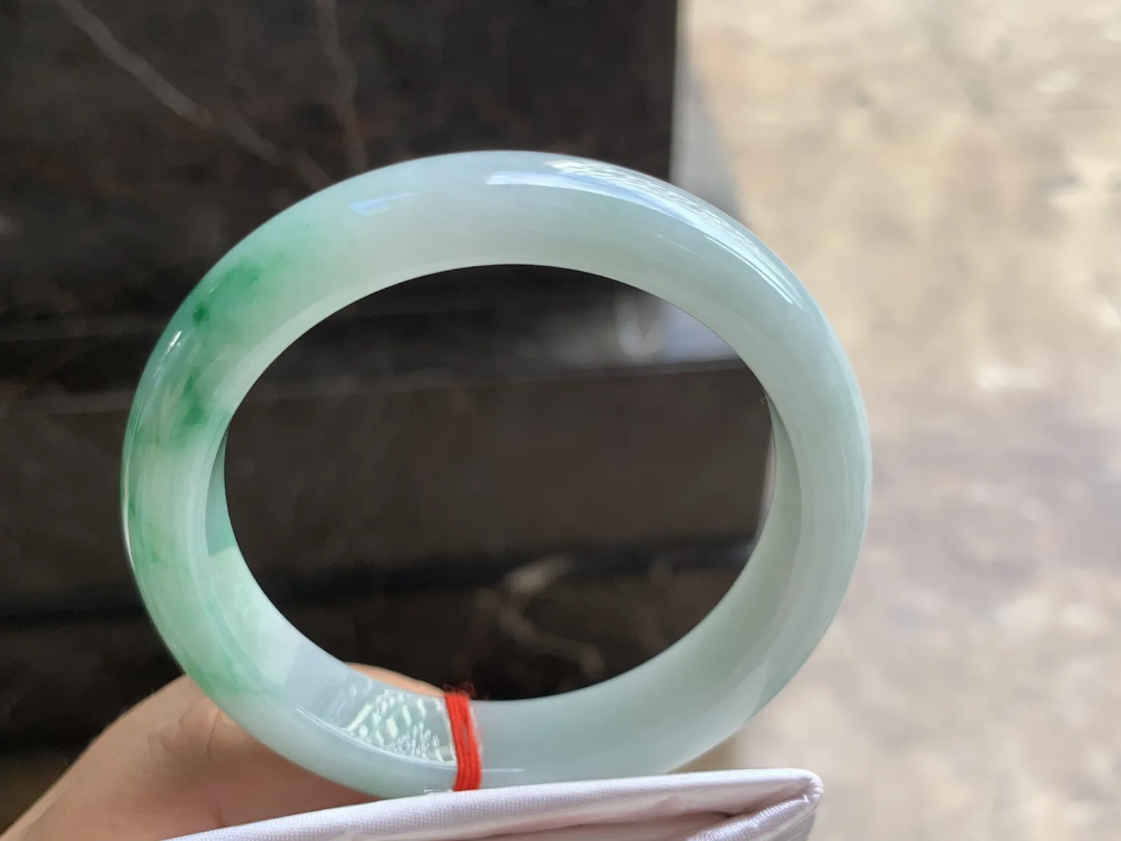 58-12.8-9.2mm
带色手镯 底子细腻干净 一抹绿很漂亮