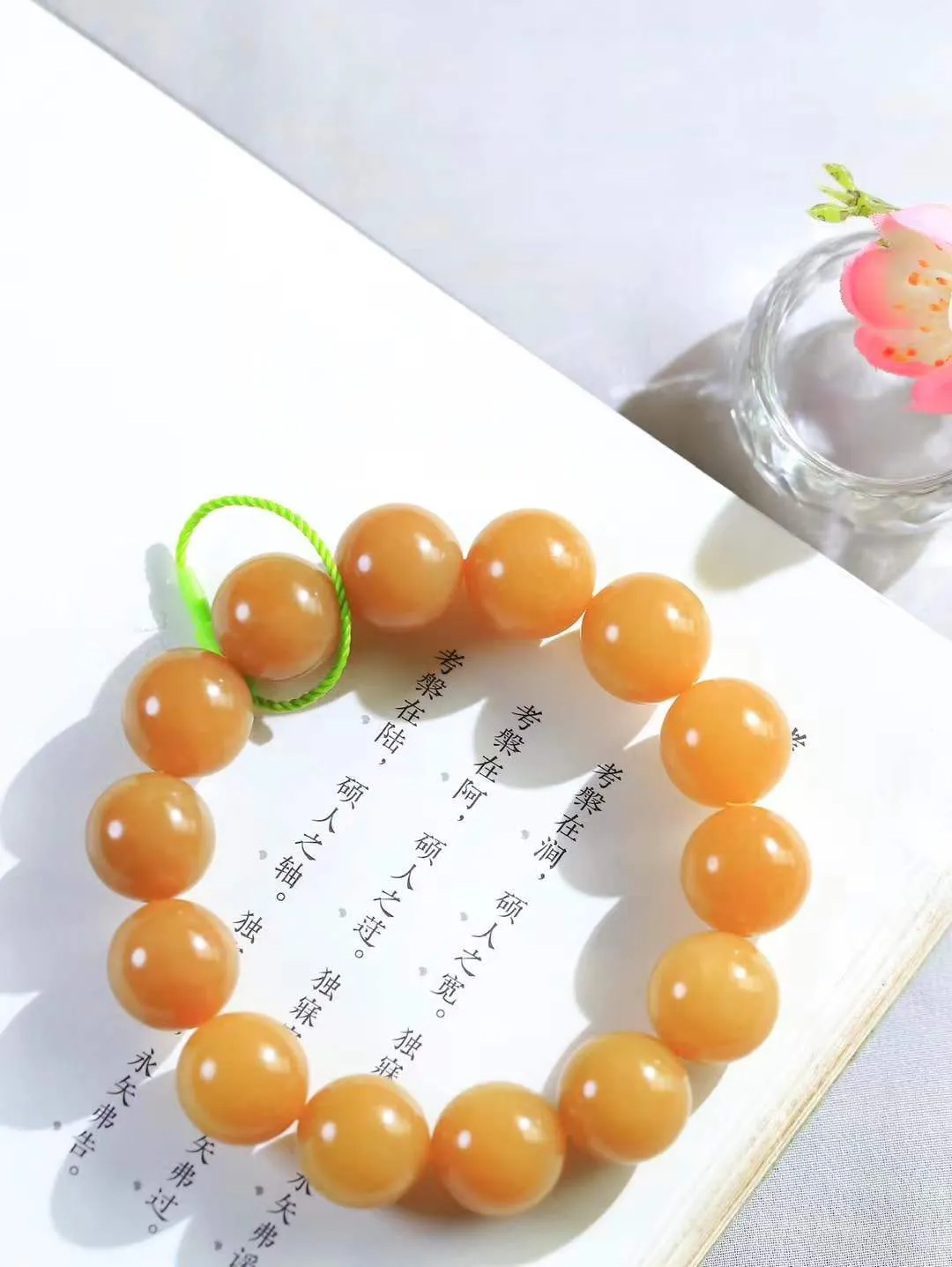 【珠圆玉润.手串】

精品和田玉糖玉珠圆玉润手串 玉质温润细腻  整串打磨圆润，佩戴舒适。珠珠落玉盘，间关莺语花底滑，一生美好时光，无论身在何处，都有它相伴相守。事事顺遂，幸福美满，吉祥如意。重90.9克   尺寸取一16.2mm   FDL-691071400