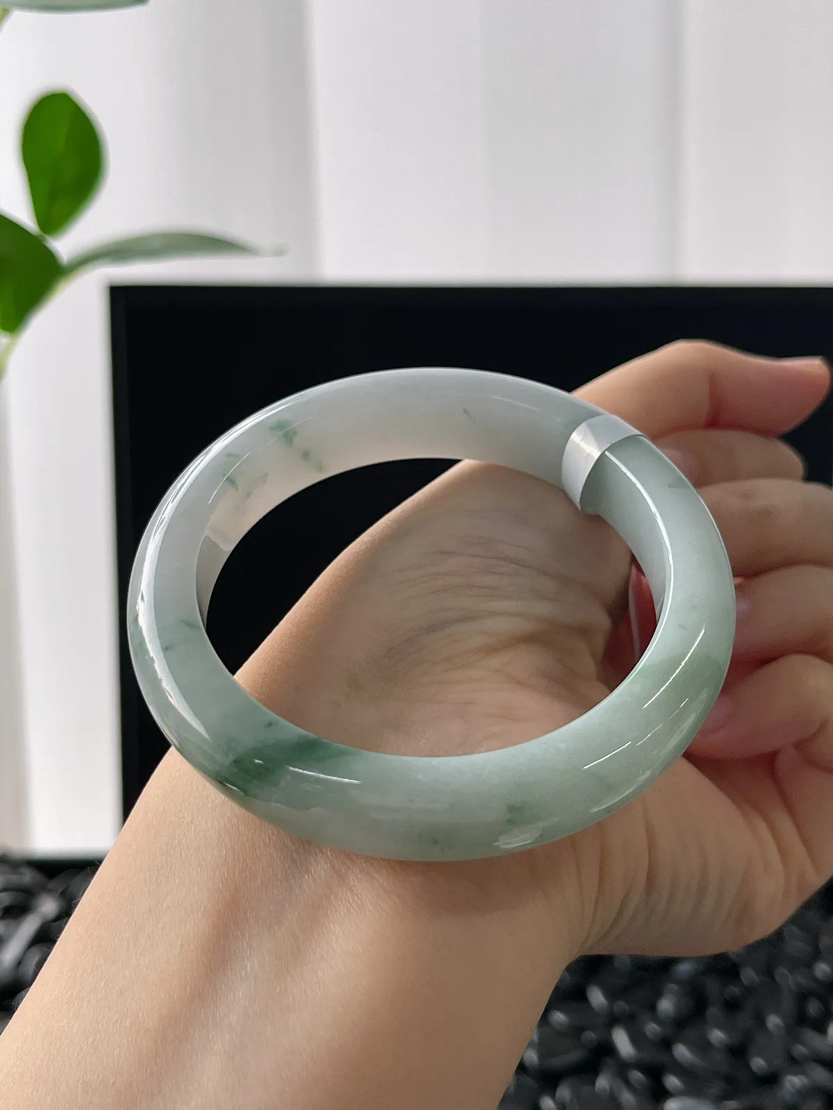 正圈56圈口，翡翠糯化种淡绿色手镯