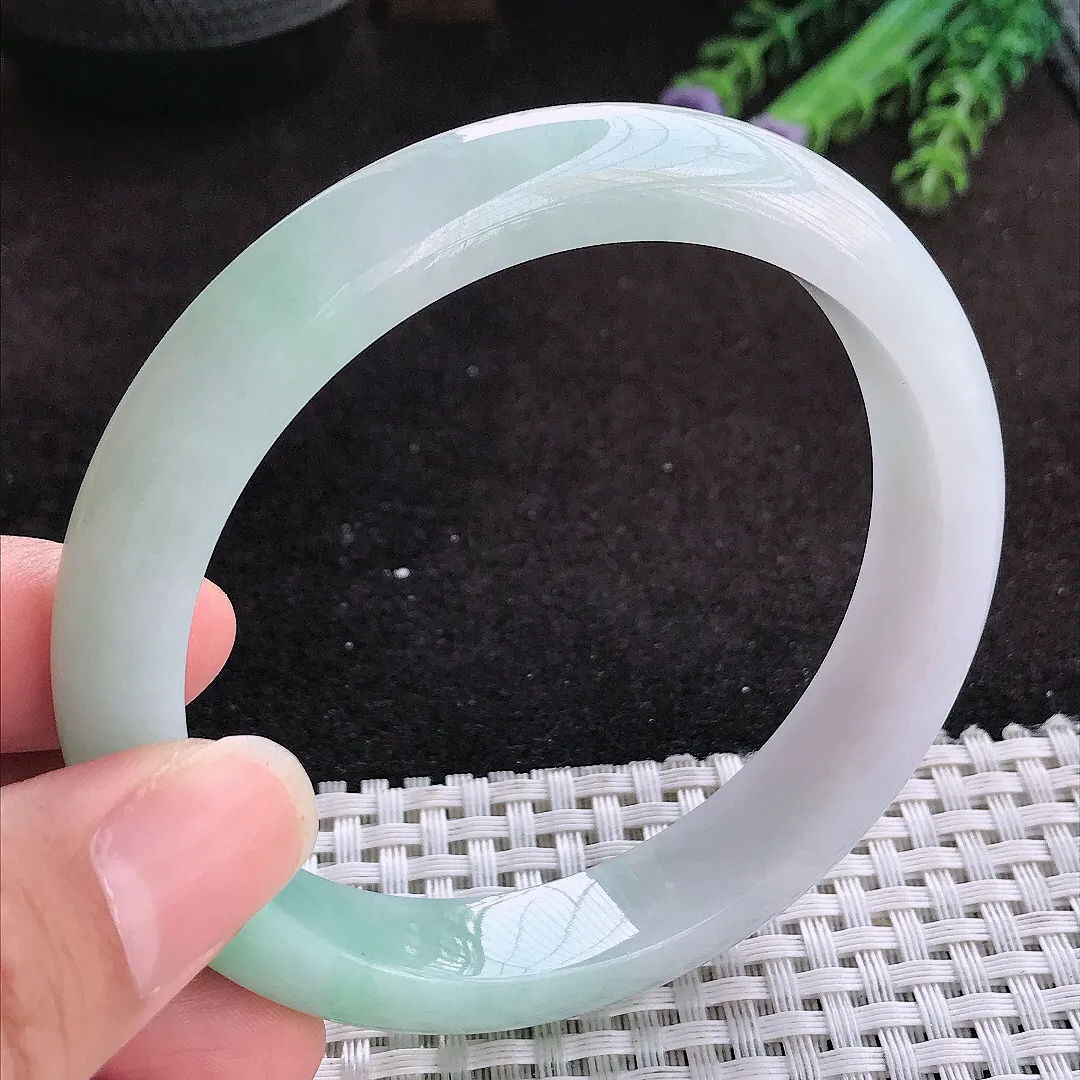 自然光62/12/8.4老坑精美冰润飘阳绿手镯大圈口玉镯子美人镯手环