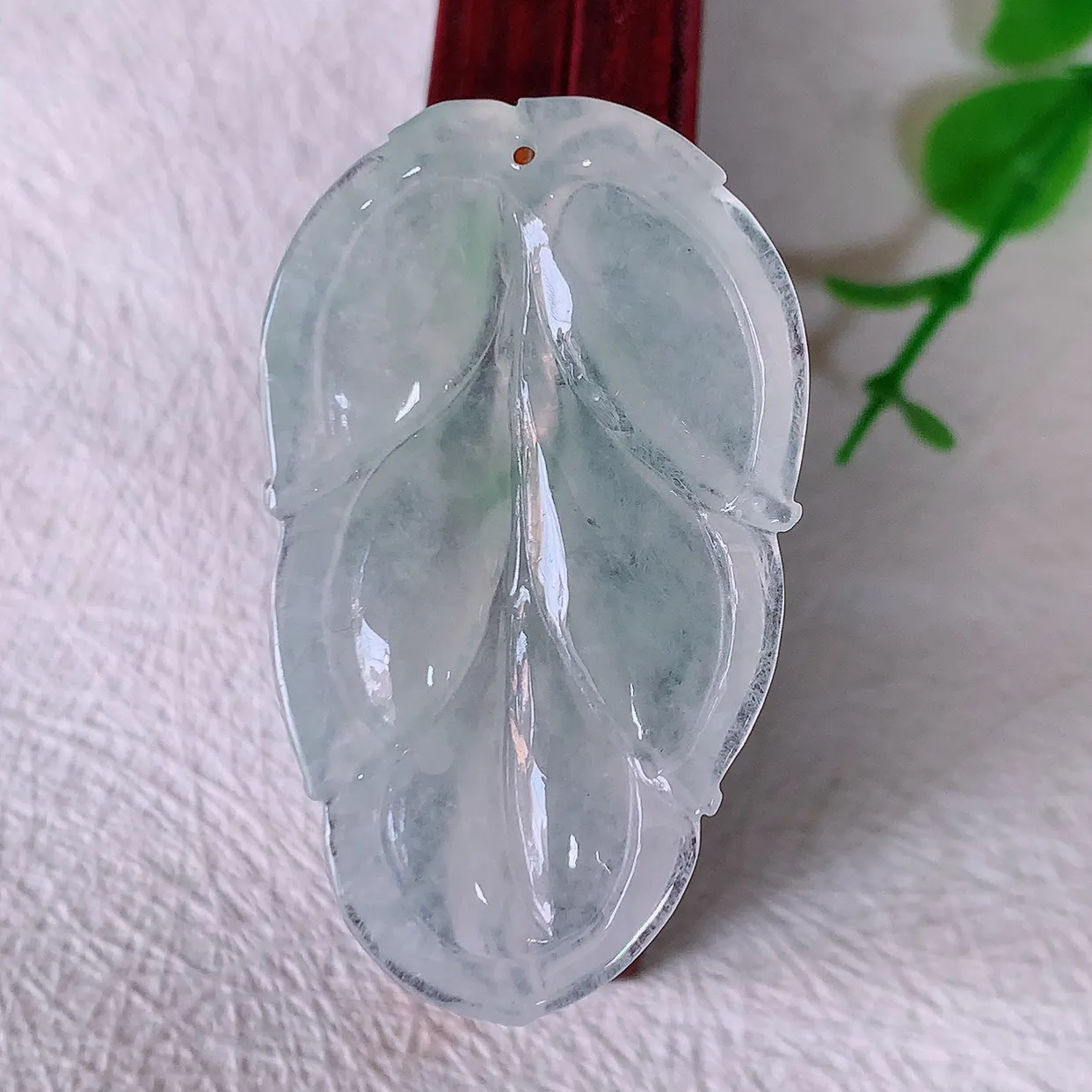 自然光实拍，冰种飘花翡翠事业有成叶子吊坠，莹润且起胶，叶子清秀优雅，佩戴大业有成！#57.13