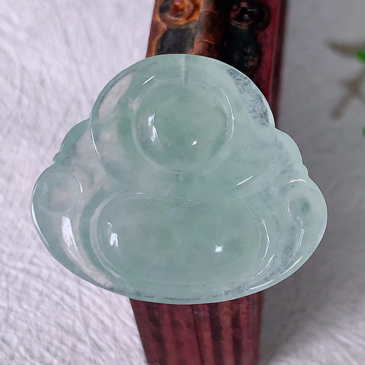 自然光实拍，冰种翡翠佛公，水灵起胶，翠色迷人，佛公在心中，一生平安，饱满圆润，开怀大笑佛公，配戴灵气十足！#57.13