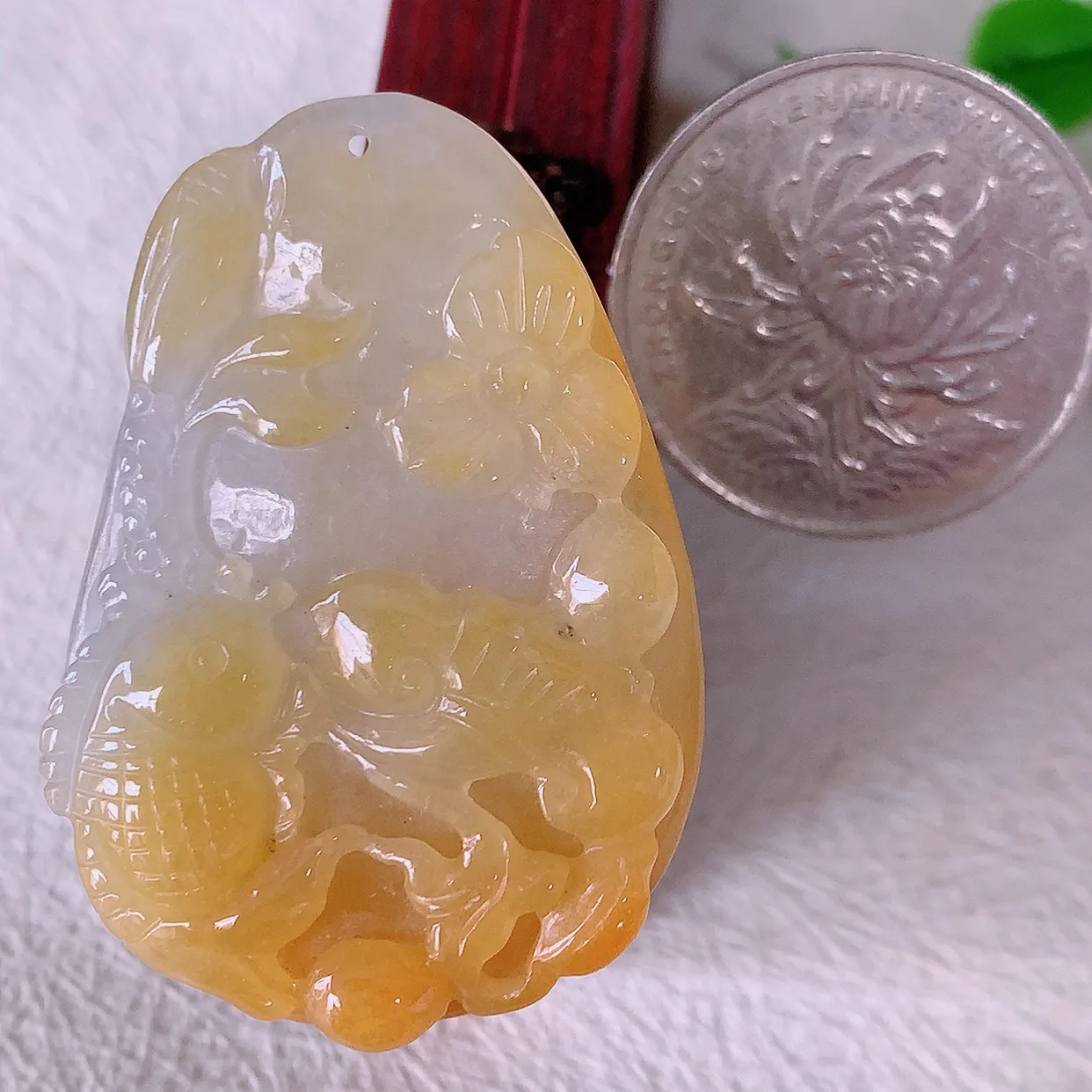 自然光实拍，冰黄翡双彩翡翠荷叶鱼、和和美美玉坠，财源广进，自然隐逸、荷本是素不着尘之物，有和美之寓意。#57.13
