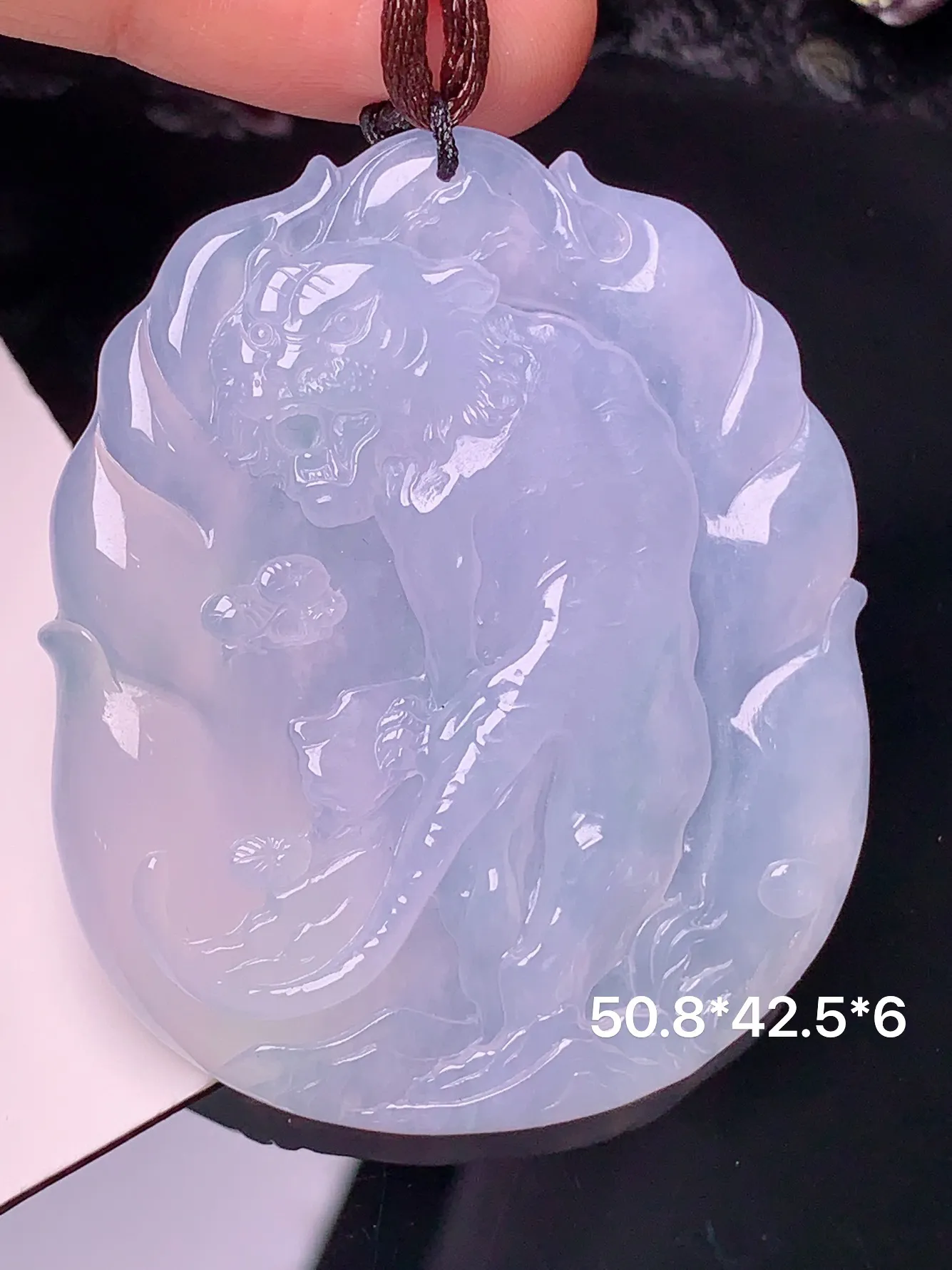 冰种生肖虎吊坠 玉质细腻 色泽清新艳丽 整体尺寸50.8*42.5*6