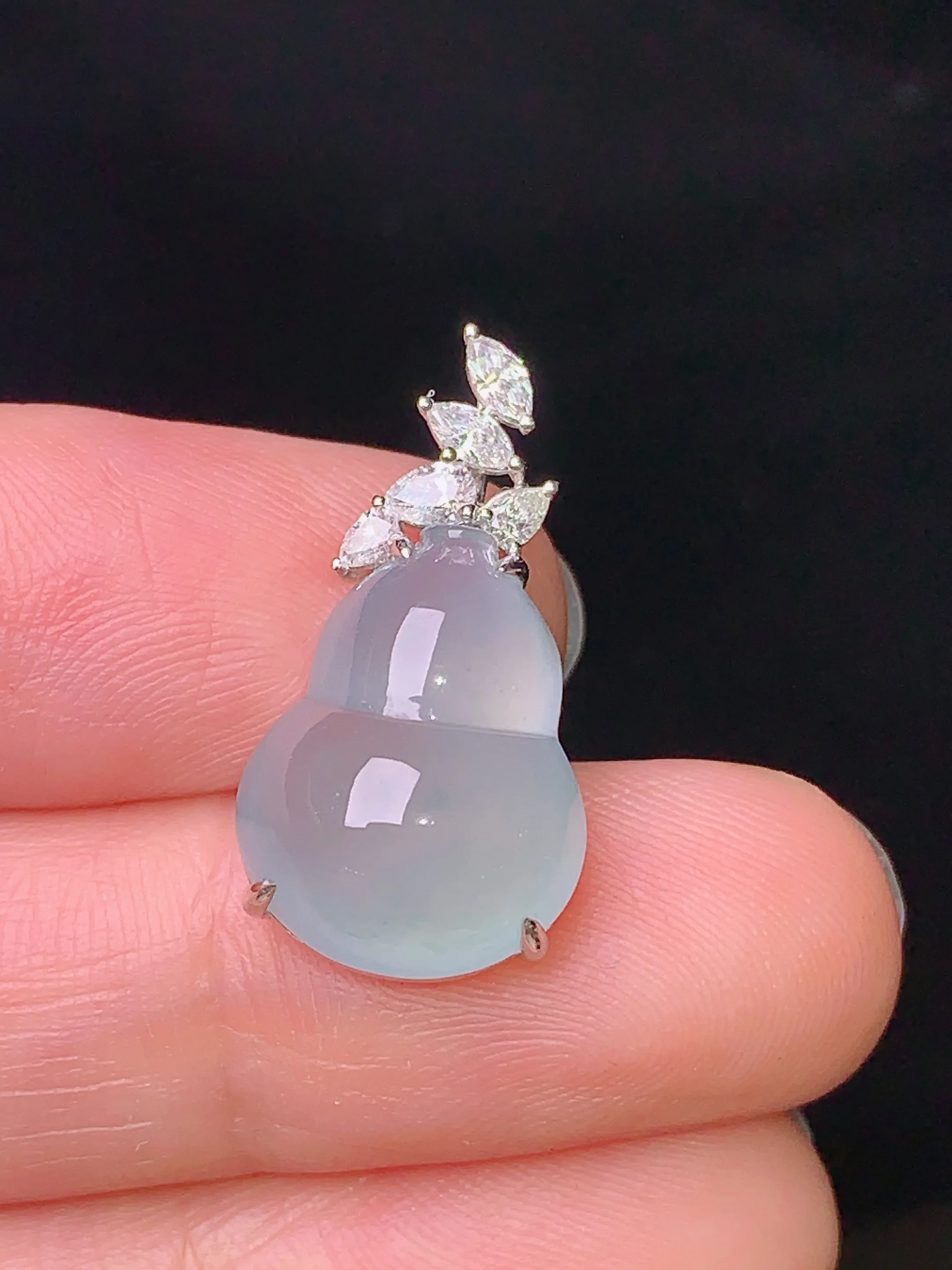 18k金钻镶嵌冰种葫芦吊坠 玉质细腻 色泽清新艳丽 整体尺寸23*12*7