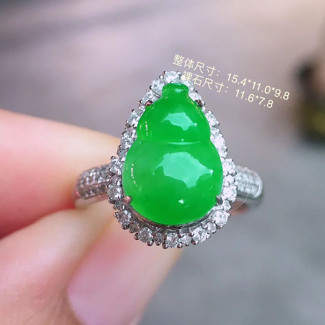 阳绿葫芦戒指，色泽均匀艳丽，玉质细腻，荧光感超
强，饱满圆润，尽显优雅气质，18k
金豪华镶嵌