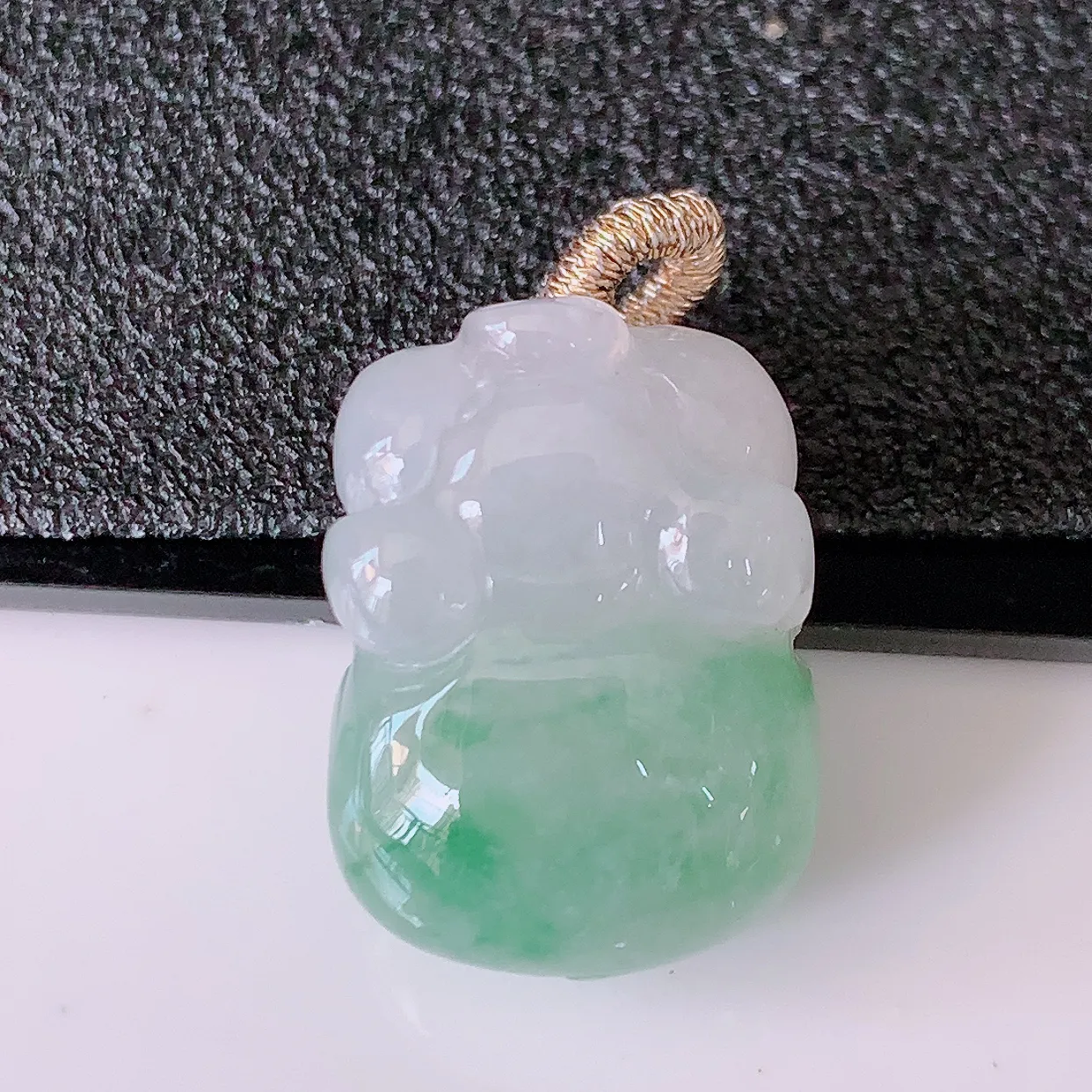 自然光实拍，冰润飘绿翡翠生肖招财猪吊坠，种老水足，雕工精湛 ，寓意美好，佩戴时尚出众！#3.13
