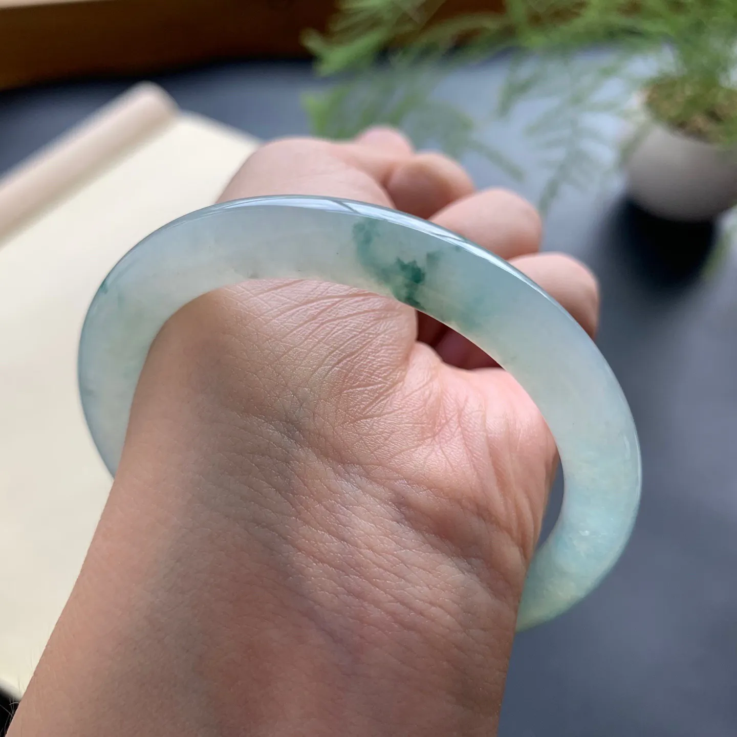 54圈口飘花圆条手镯 尺寸：54-7.5-8，无纹裂，水润起胶，条形饱满