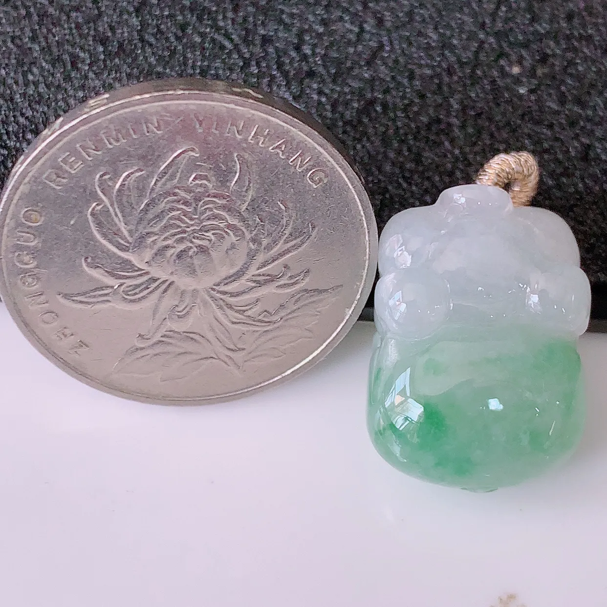 自然光实拍，冰润飘绿翡翠生肖招财猪吊坠，种老水足，雕工精湛 ，寓意美好，佩戴时尚出众！#3.13