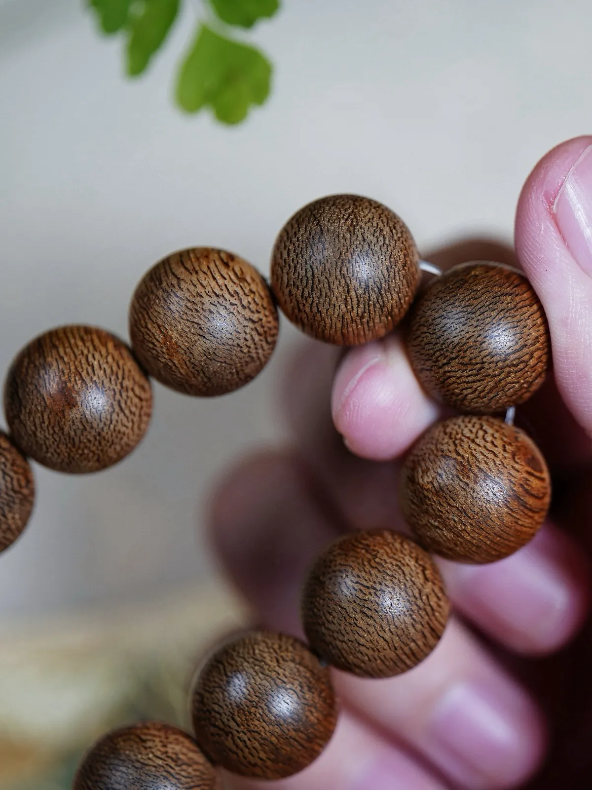 【文莱沉香· 蛇皮纹 15mm】19.5 克
精选老料油脂软糯，凑近轻嗅，甜润花香率先漫过鼻尖，混着清冽如泉的凉感，鲜活又沁脾。
继而，蜜香悠悠漫出，竟引得唇齿间泛起清甜的生津感，不经意间，淡淡果香悄然浮现，是藏在甜凉深处的惊喜，添了几分雅致清幽，让香气更显灵动。尾调醇厚深邃如静水深流，余韵在呼吸间久久盘旋。
它不喧宾夺主，却自有不动声色的气场，无论是茶案前的沉静，还是步履间的从容，都像一位沉默的知己，用自身的质感，与你的从容相得益彰。
