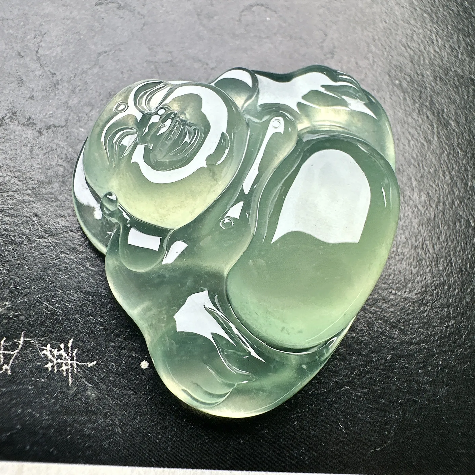 【冰种晴底佛公吊坠】种水上乘，晶莹剔透，纯净通透，莹光感很强。