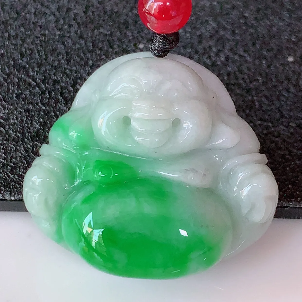 自然光实拍，冰润飘绿佛公吊坠，翡翠开心笑佛，种老水足，颜色漂亮，立体饱满圆润，佩戴效果赞#46.13