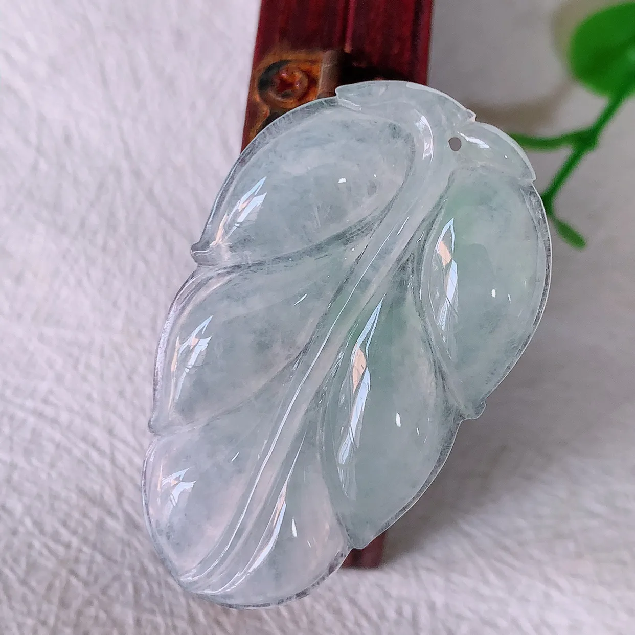 自然光实拍，冰种飘花翡翠事业有成叶子吊坠，莹润且起胶，叶子清秀优雅，佩戴大业有成！#57.13