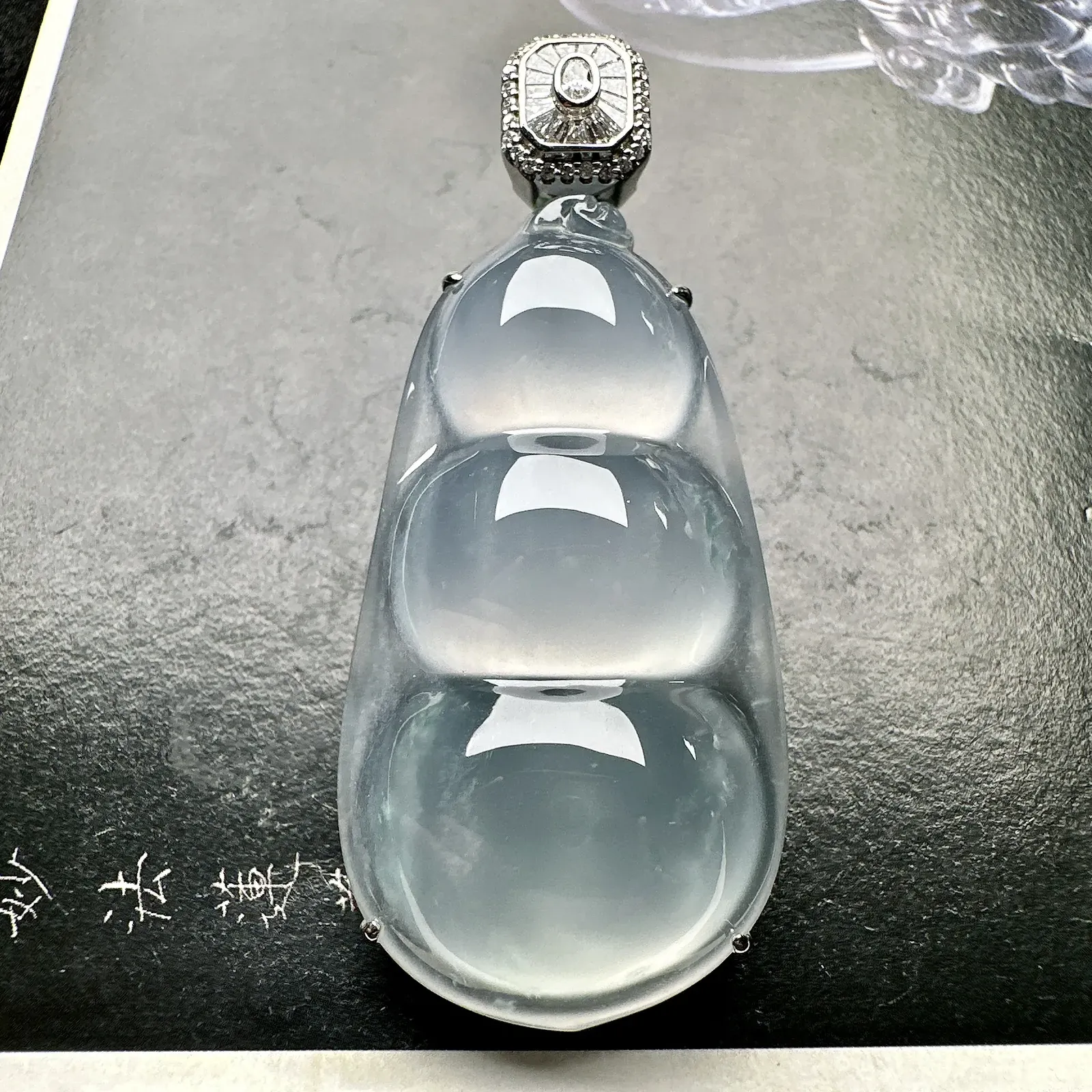 【冰种福豆吊坠】种地上乘，冰感十足，通透起光，饱满圆润，18k金钻镶嵌，裸石尺寸48*24.7*10
