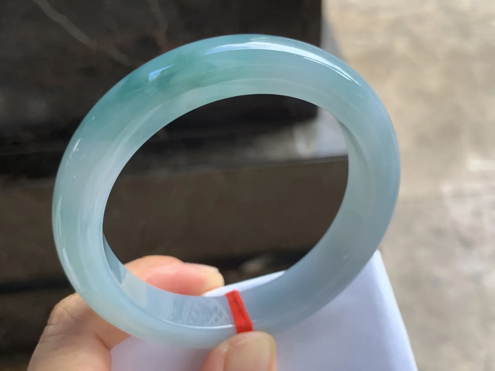 57-11.8-9.2mm
糯冰飘花手镯 底子细腻干净 水润