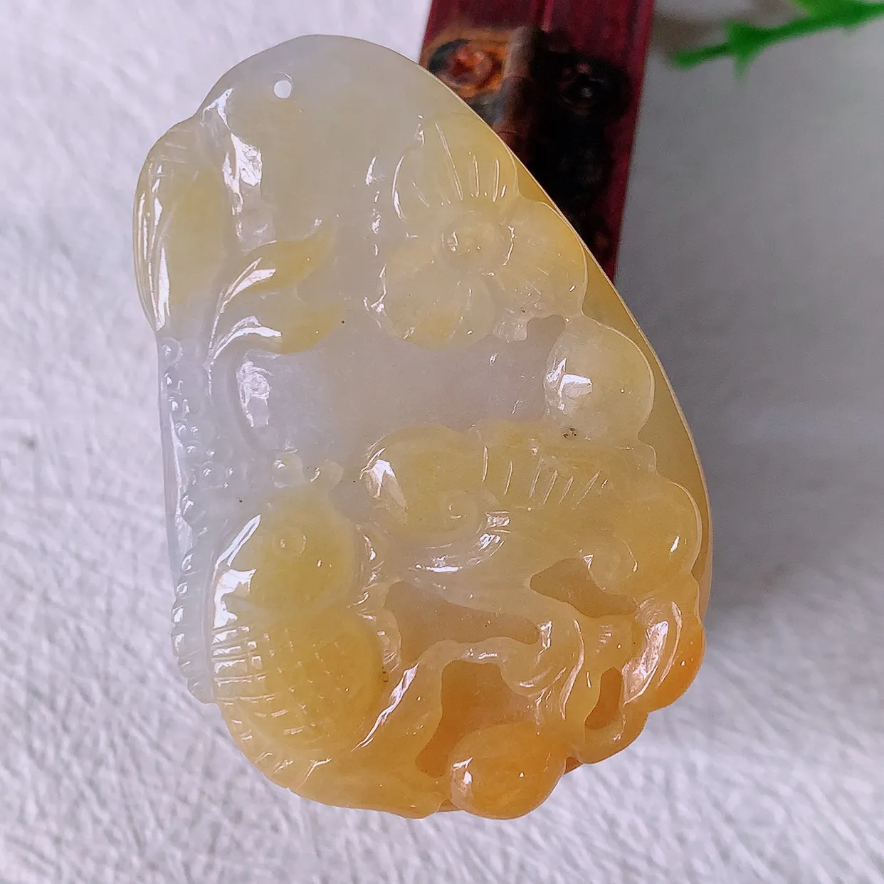 自然光实拍，冰黄翡双彩翡翠荷叶鱼、和和美美玉坠，财源广进，自然隐逸、荷本是素不着尘之物，有和美之寓意。#57.13