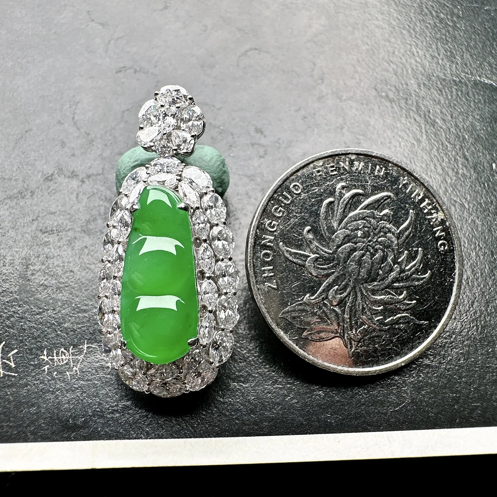 【冰种满绿福豆吊坠】种地上乘，冰感十足，通透起光，饱满圆润，18k金钻镶嵌，裸石尺寸16.9*7.4*3毫米。