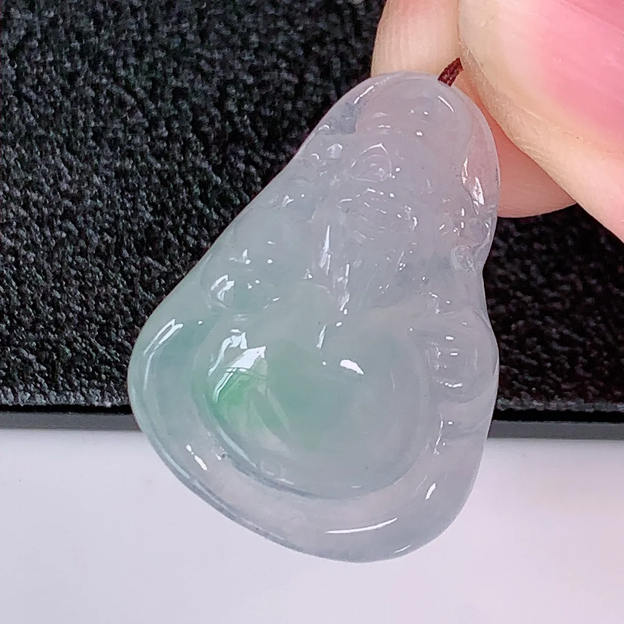 自然光实拍，冰种飘绿翡翠财神爷吊坠，翡翠招财财神爷，财神到你家里来，年年月月发大财，形态极为讨喜，佩戴效果招财迷人#81.13